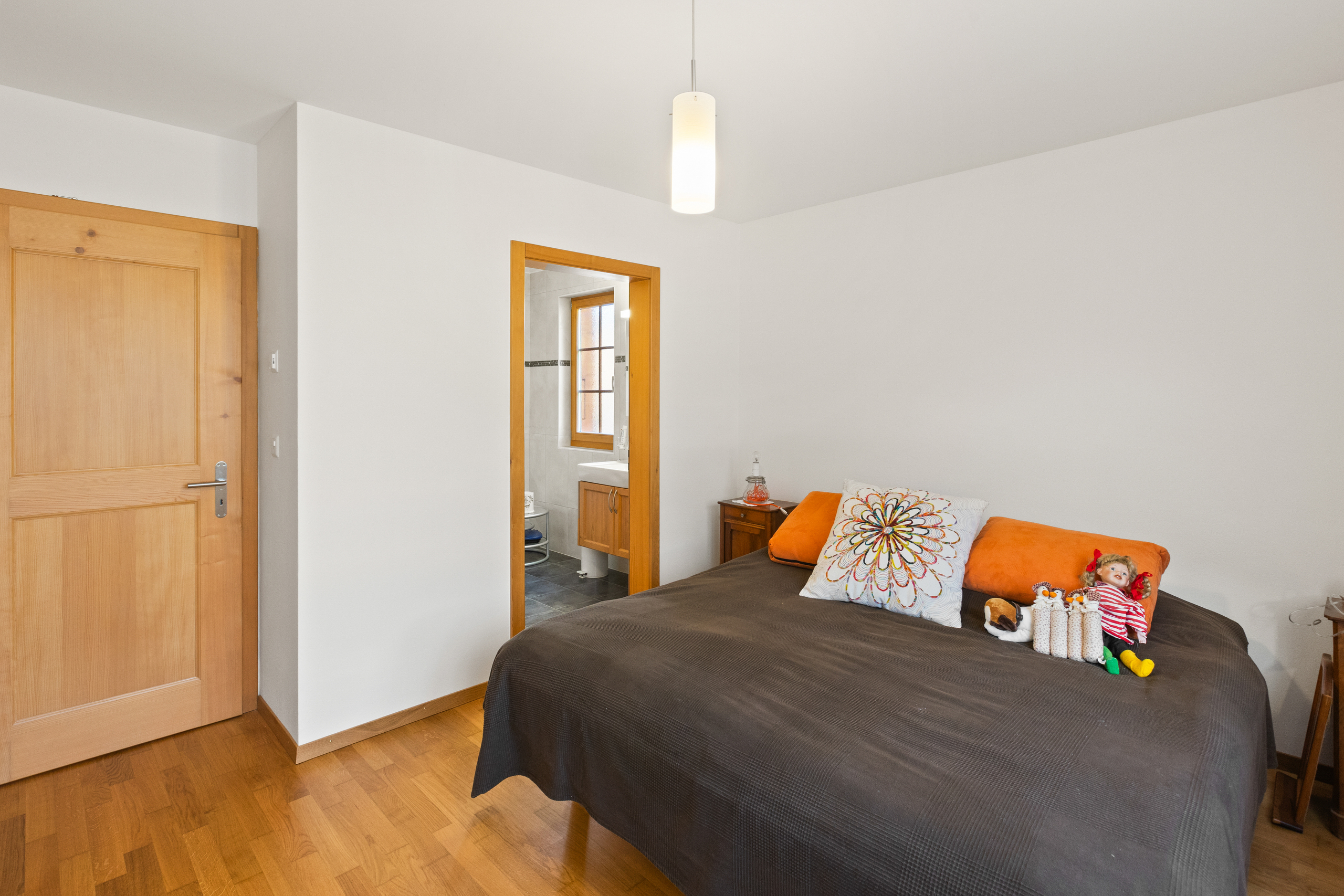 Helles Schlafzimmer mit Holzdetails