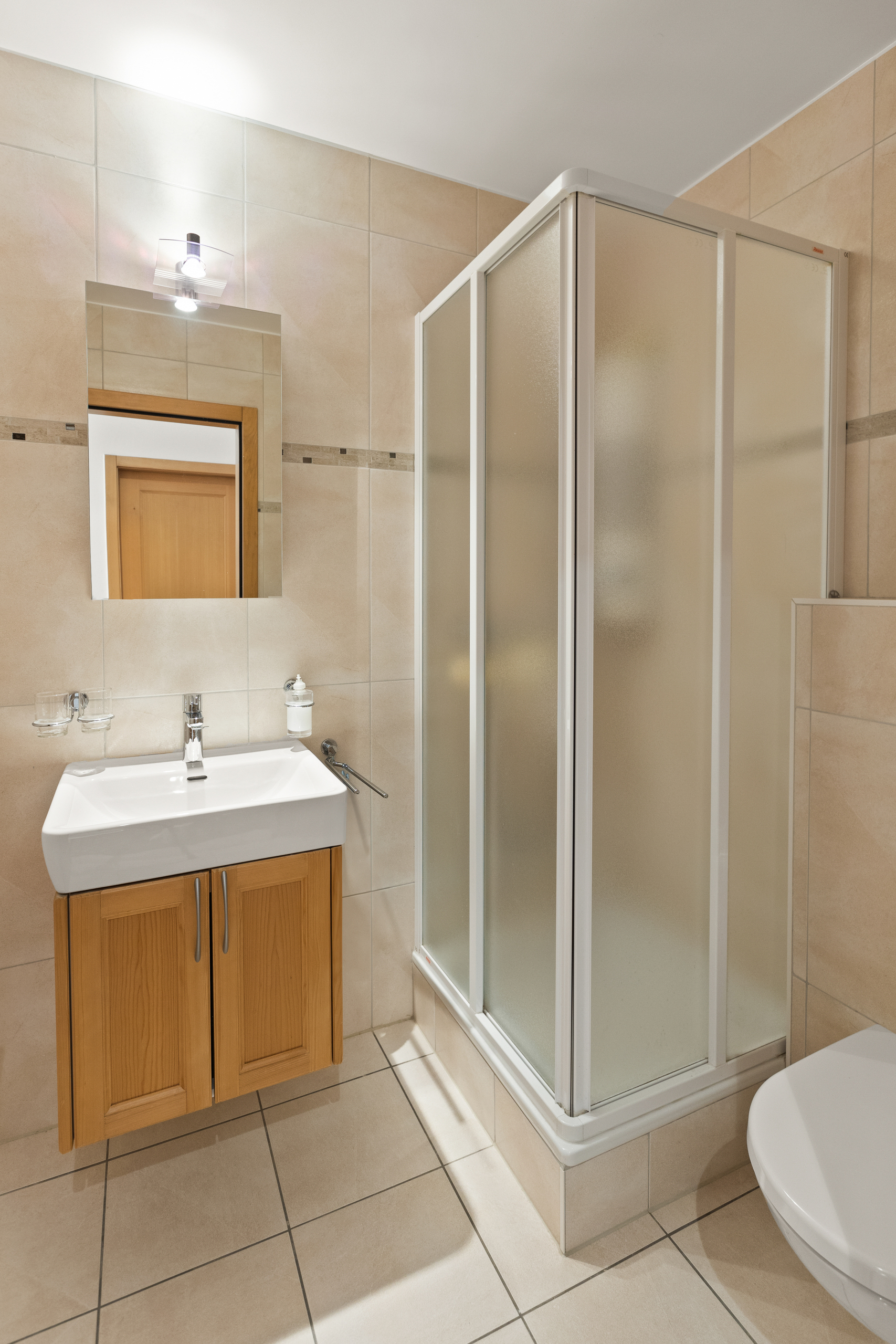 Helles Badezimmer mit Dusche und Waschplatz