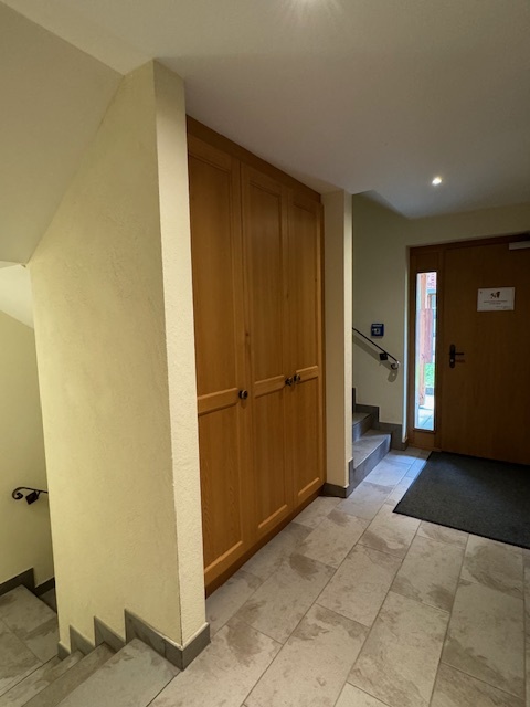 Treppenhausflur mit Einbauschrank