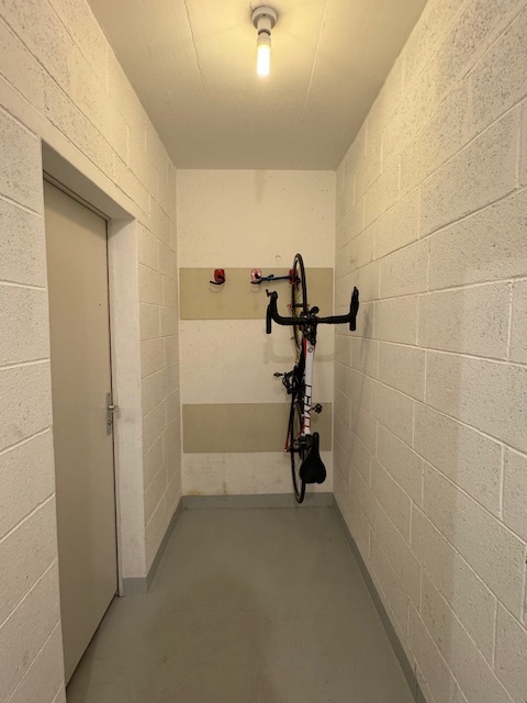 Fahrradabstellraum in einem schmalen Nebenraum