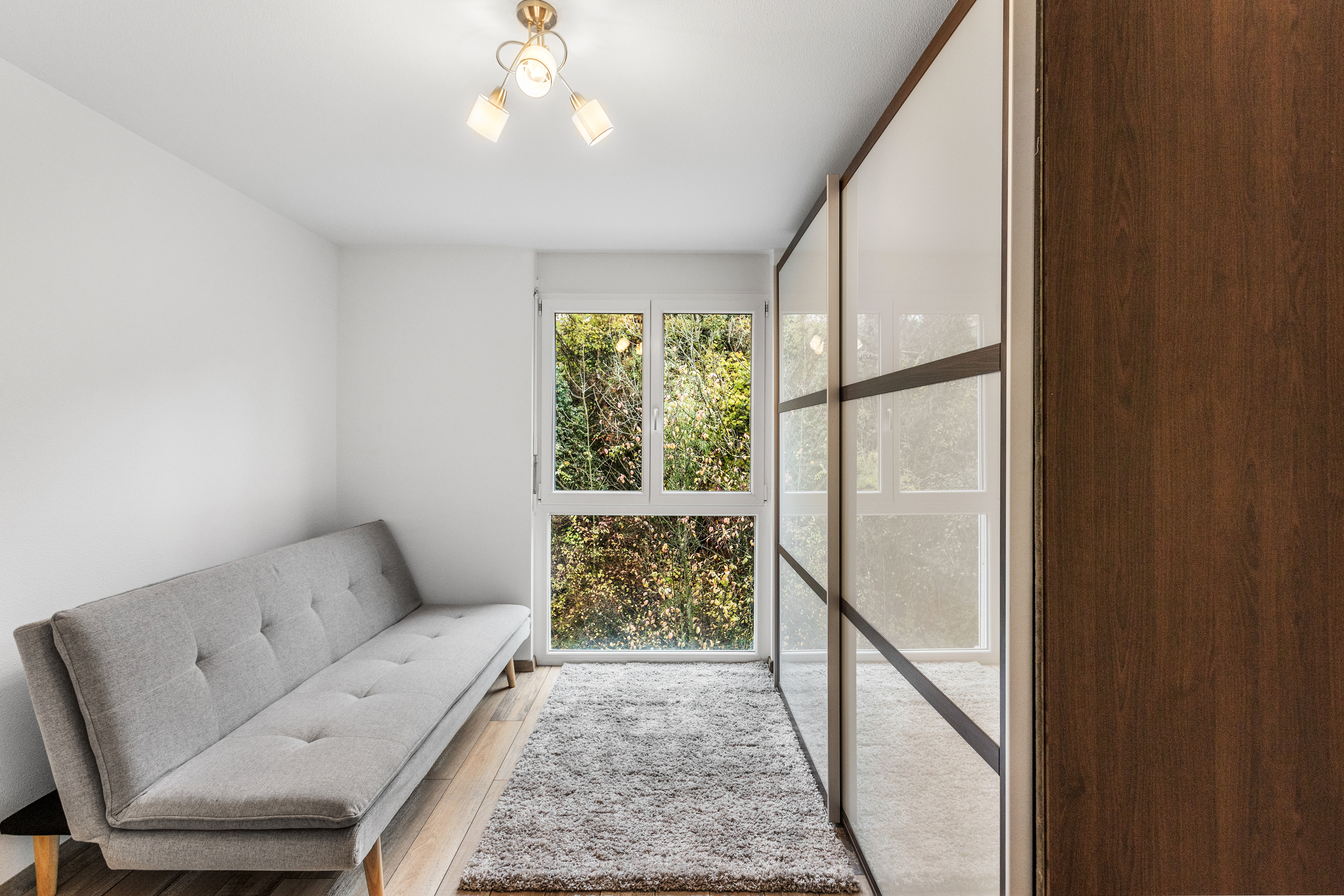 Kleines, helles Zimmer mit Tageslicht und Schlafsofa