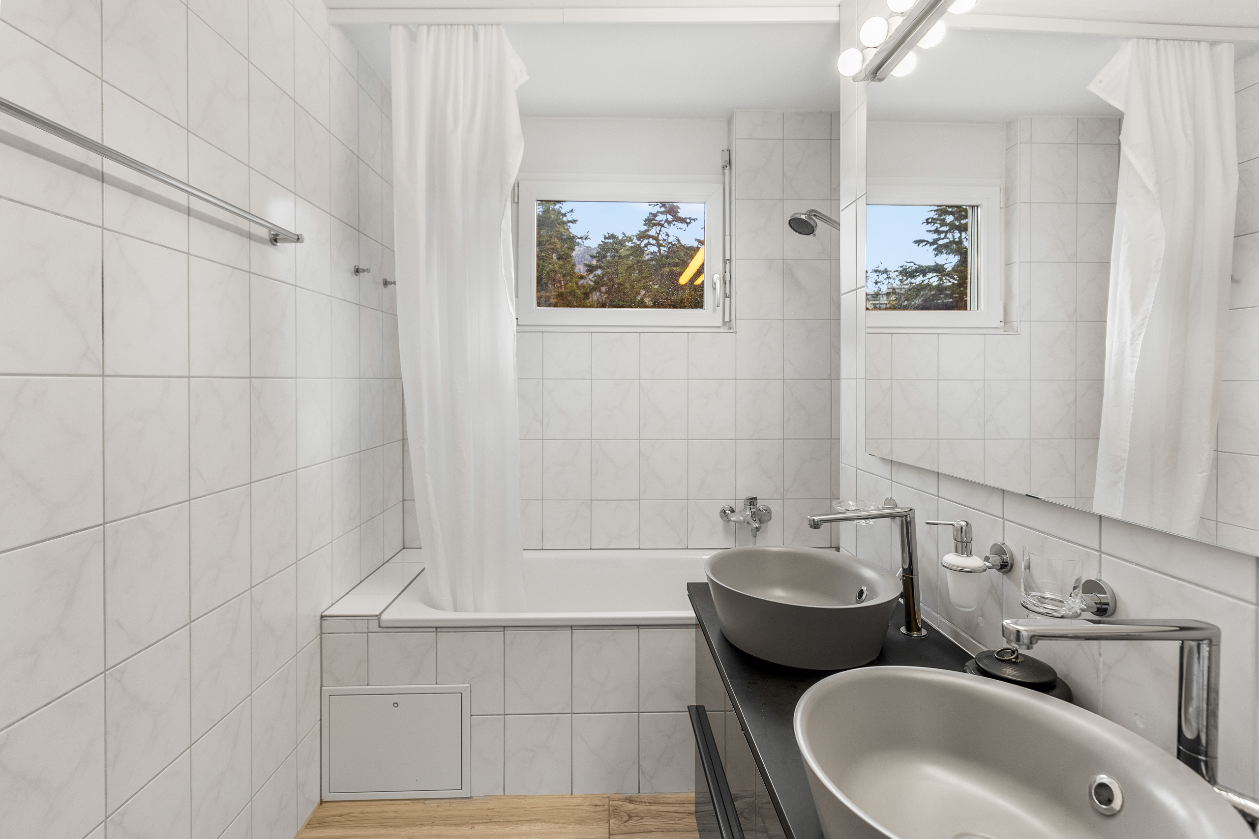 Modernes Badezimmer mit Doppelwaschtisch und Badewanne