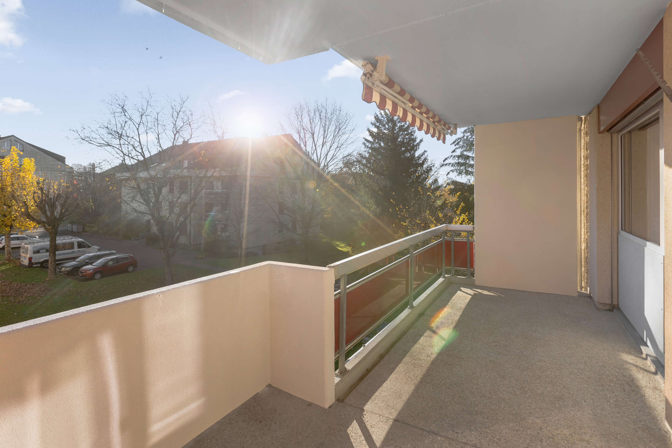 Balkon mit sonnigem Ausblick