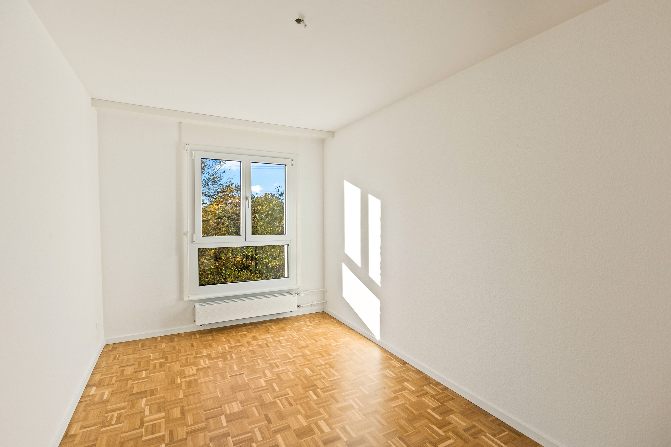 Leerer, hell beleuchteter Raum mit Fenster