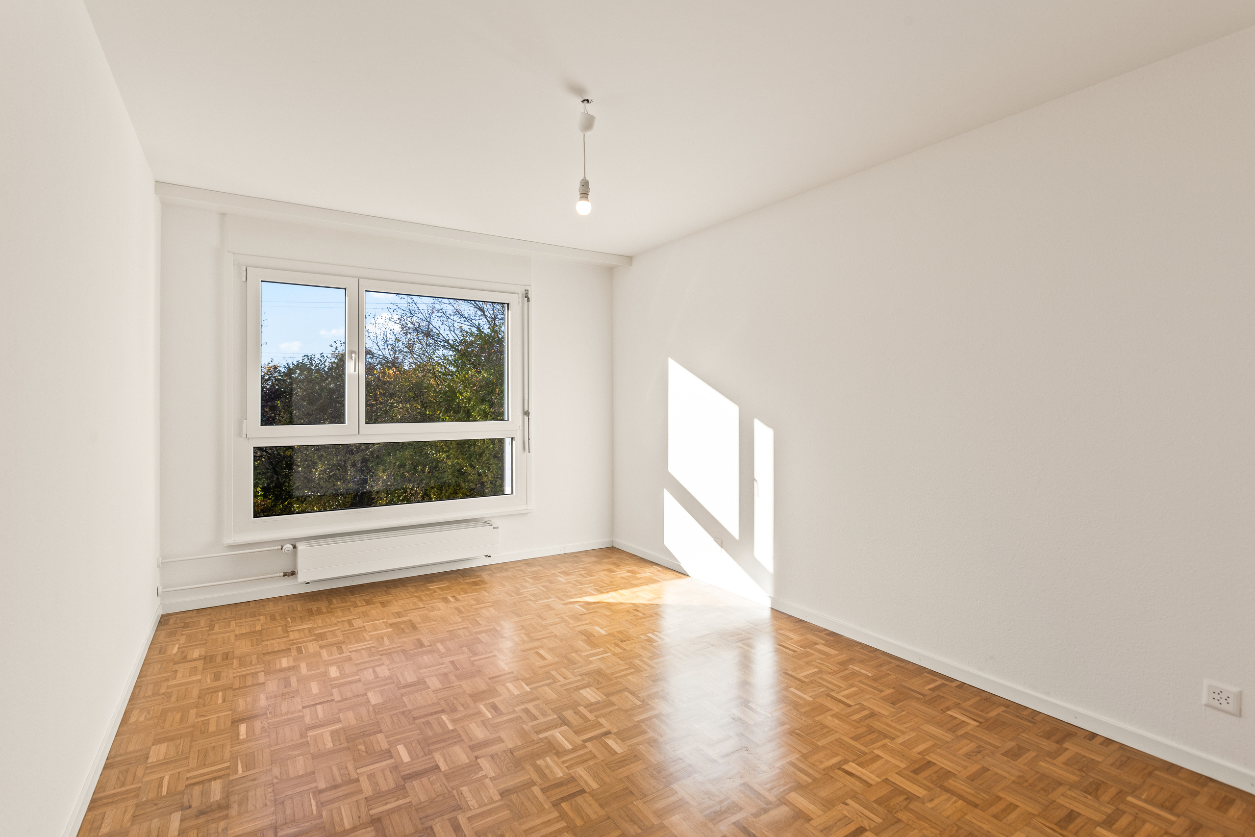 Helles leeres Zimmer mit Fenster