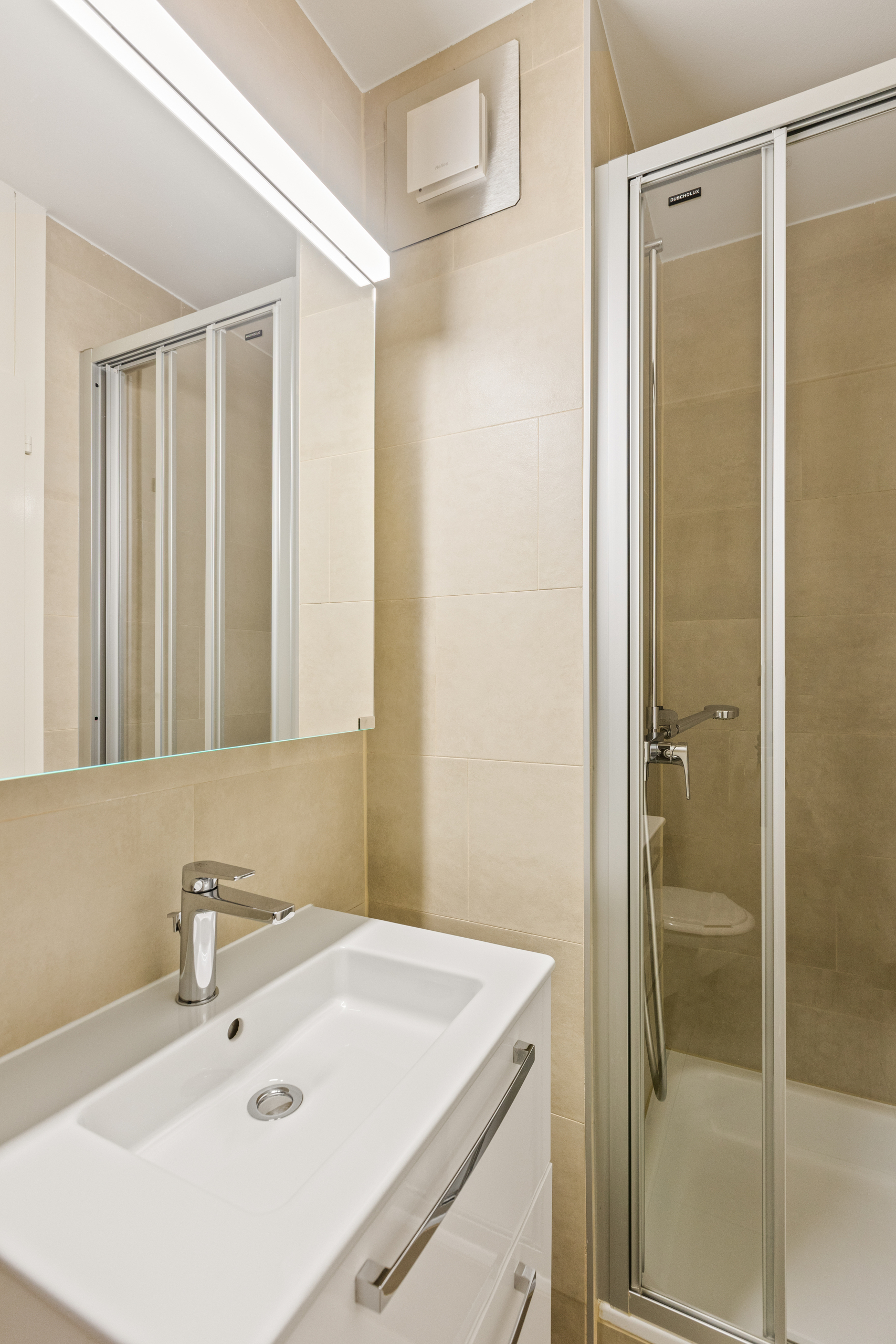 Modernes Badezimmer mit Dusche und Waschtisch