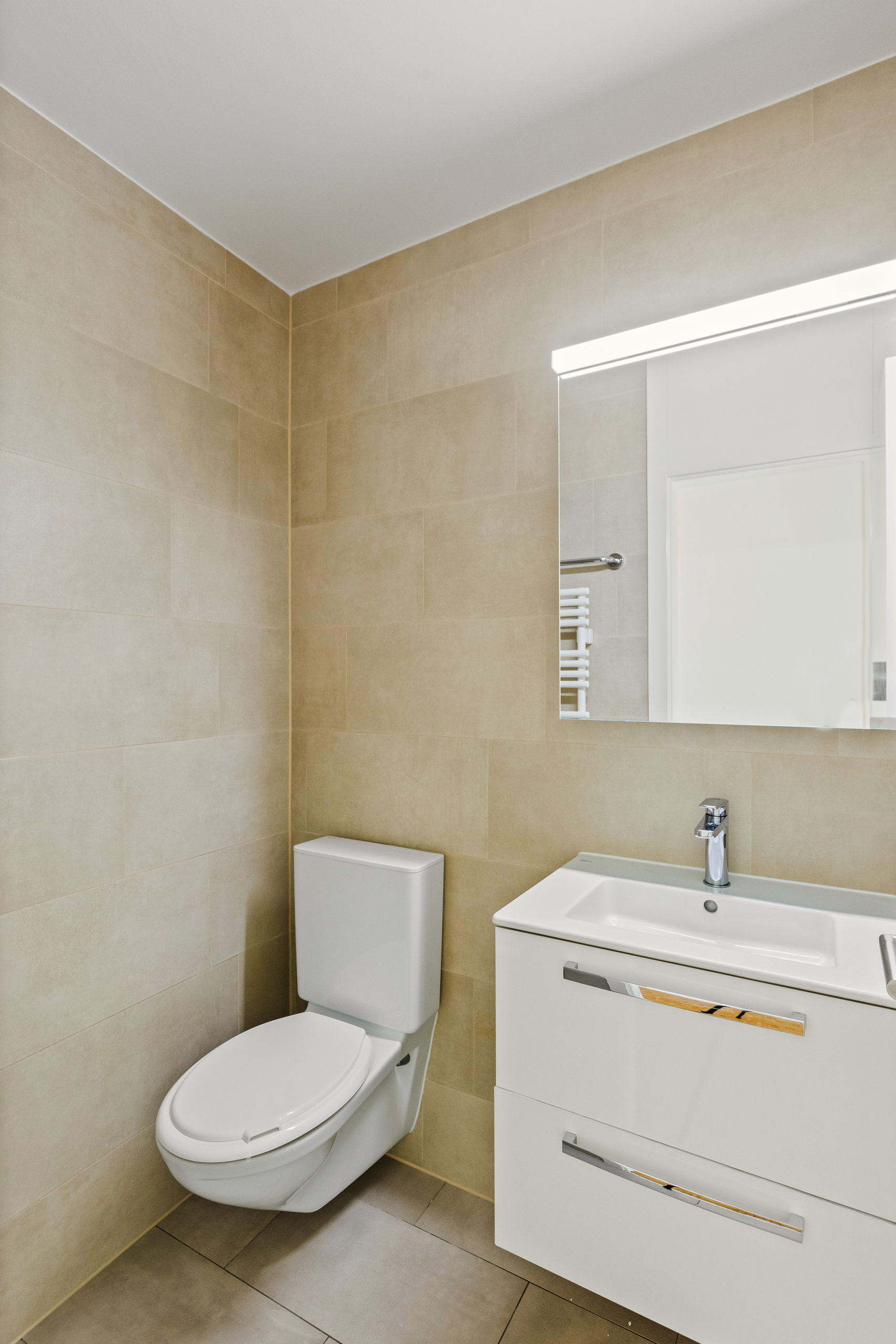 Modernes Gäste-WC mit Wand-WC und Waschtisch