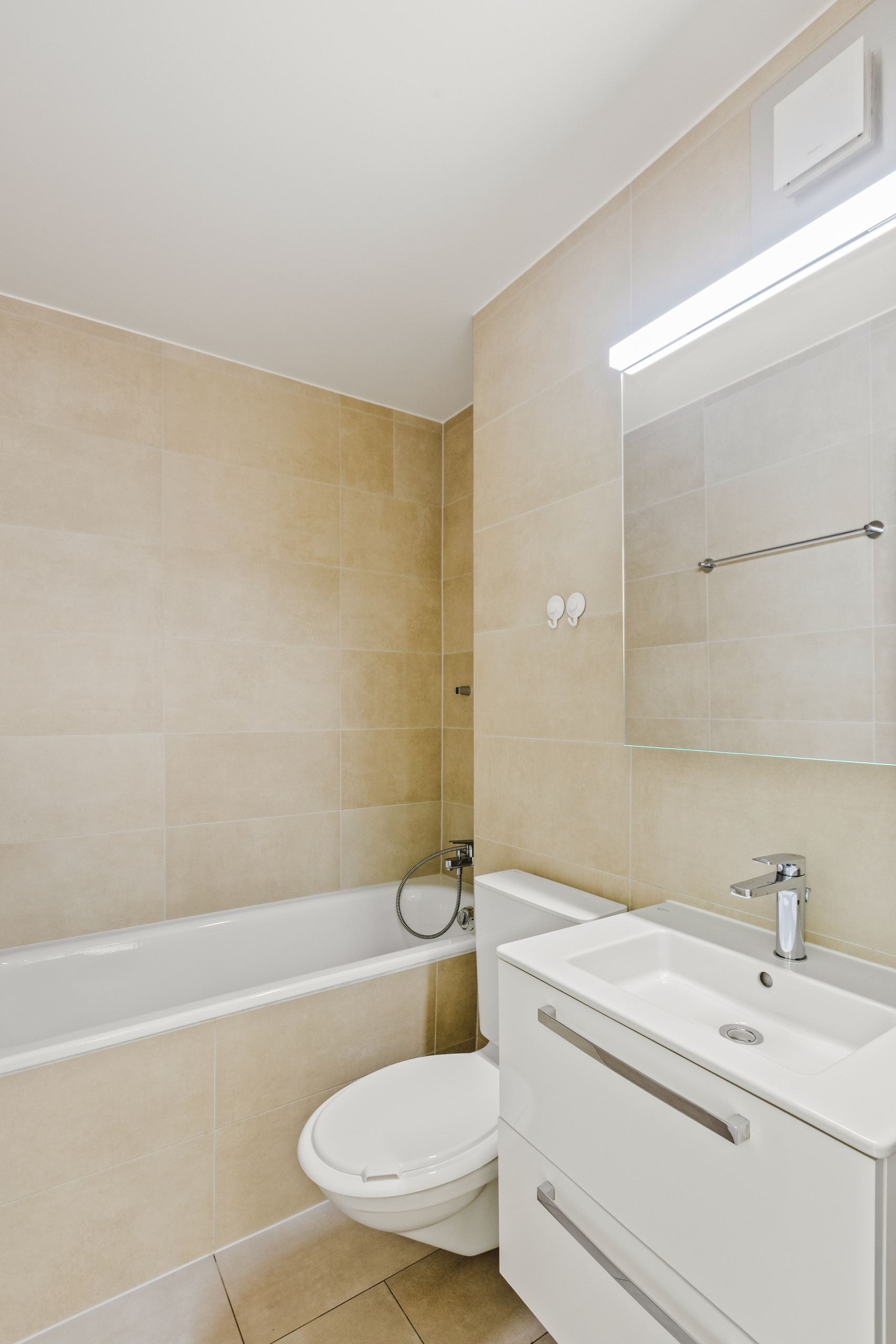 Modernes Badezimmer mit Badewanne, WC und Waschtisch