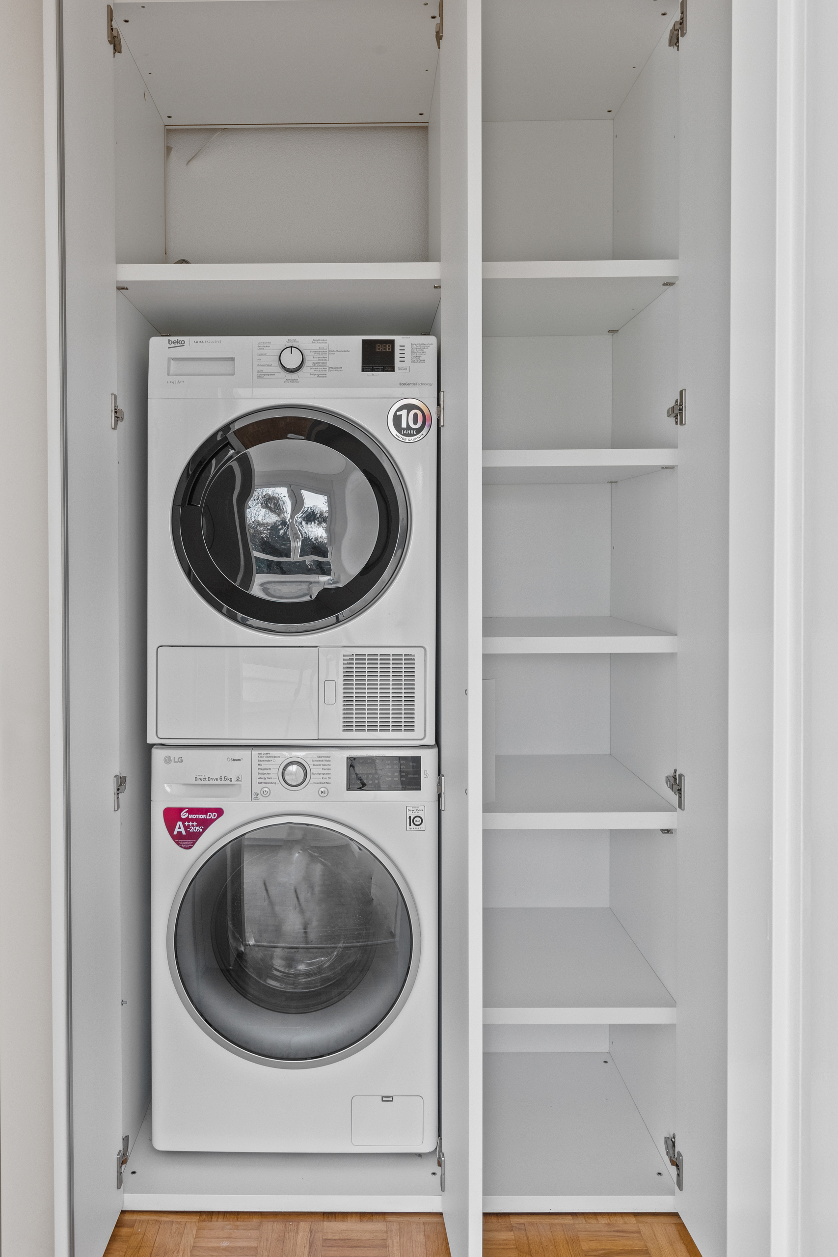 Waschmaschinen-Schrank mit Einbauregalen