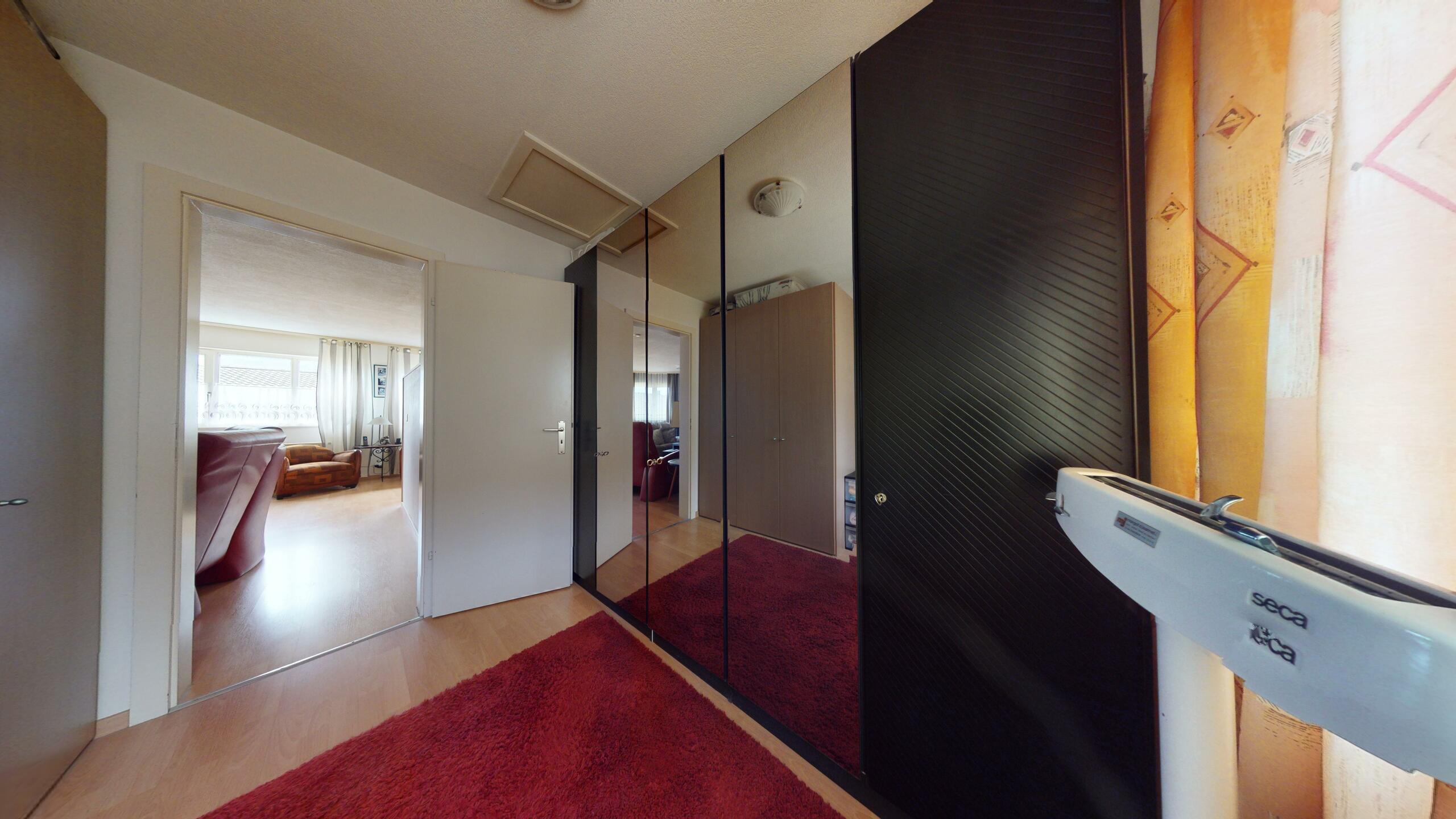Flur mit Einbauschrank und Spiegeltüren