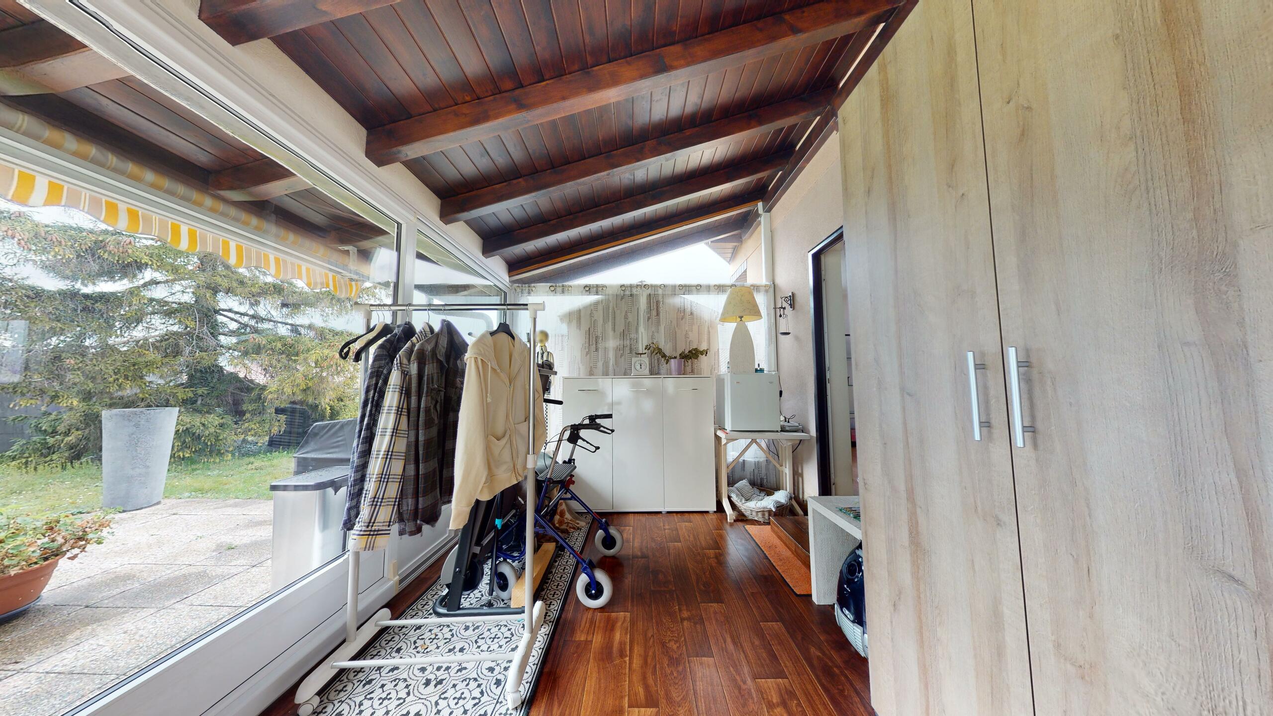 Verglaster Wintergarten mit Garderobe