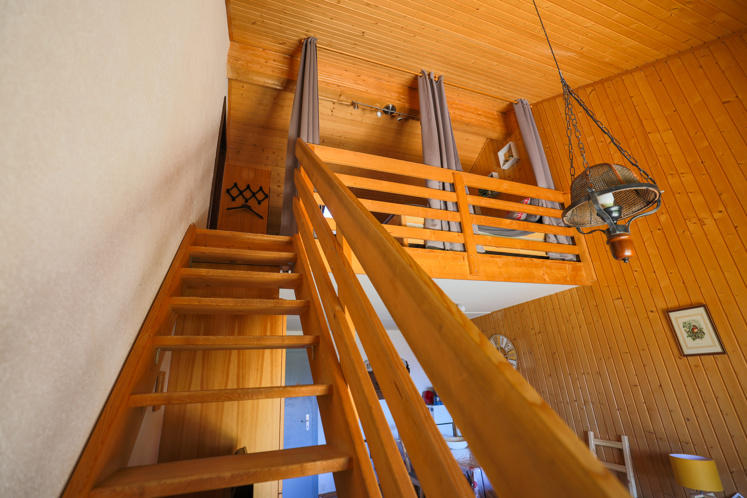 Galeriebereich mit Holztreppe