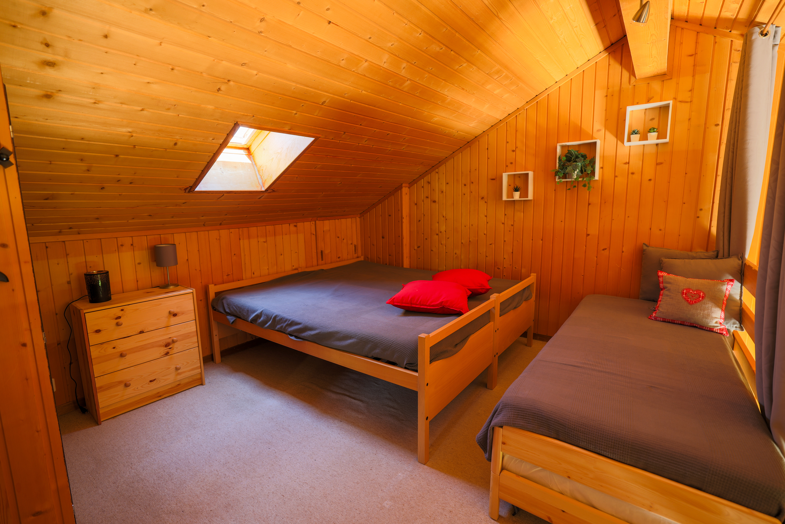Gemütliches Holzschlafzimmer im Dachgeschoss