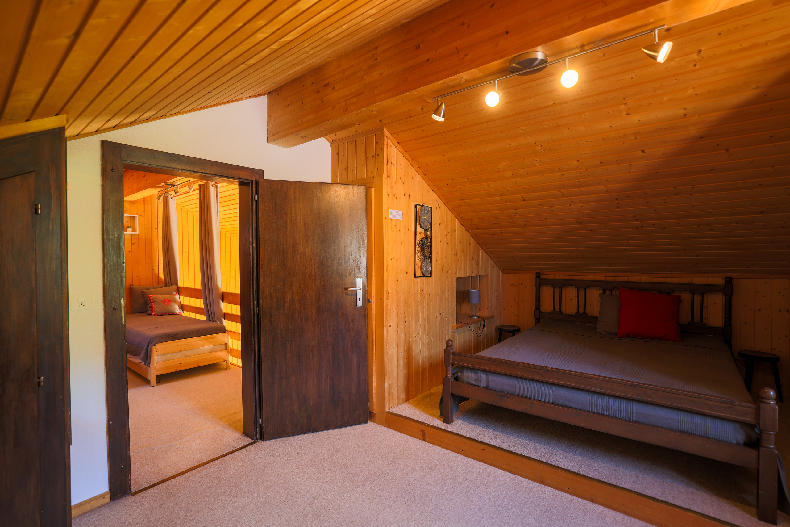 Gemütliches Dachgeschoss-Schlafzimmer in Holzoptik
