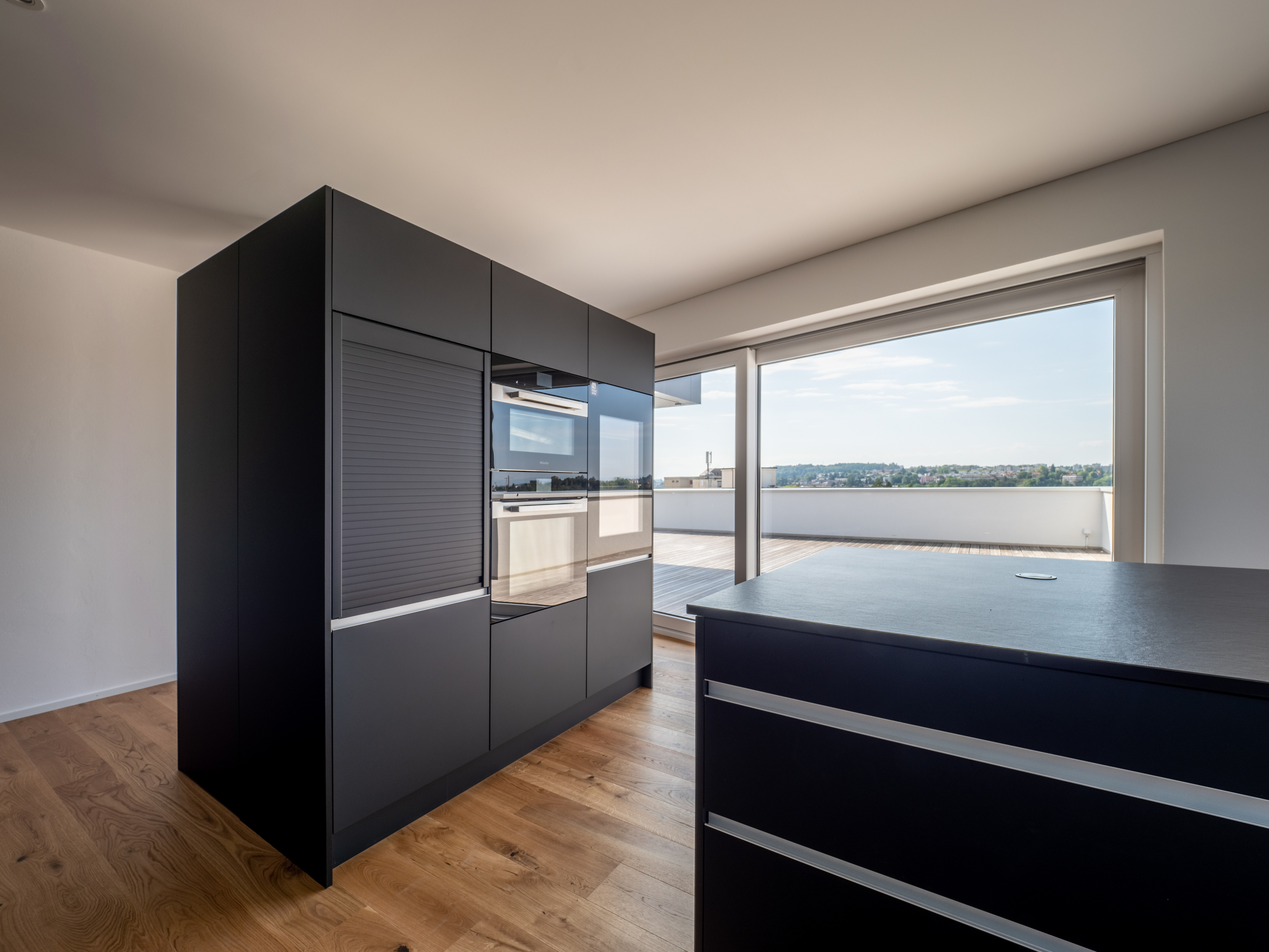 Moderne Küche mit Dachterrasse