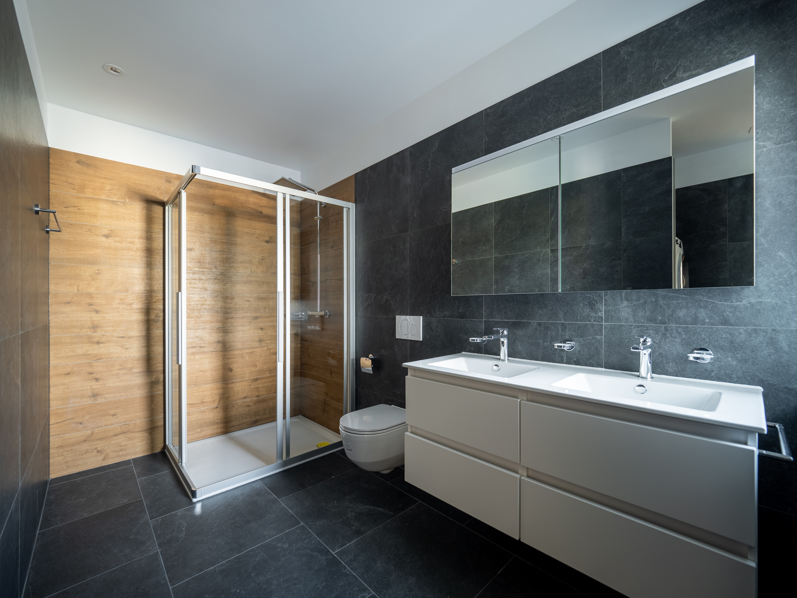 Modernes Badezimmer mit Dusche und Doppelwaschbecken