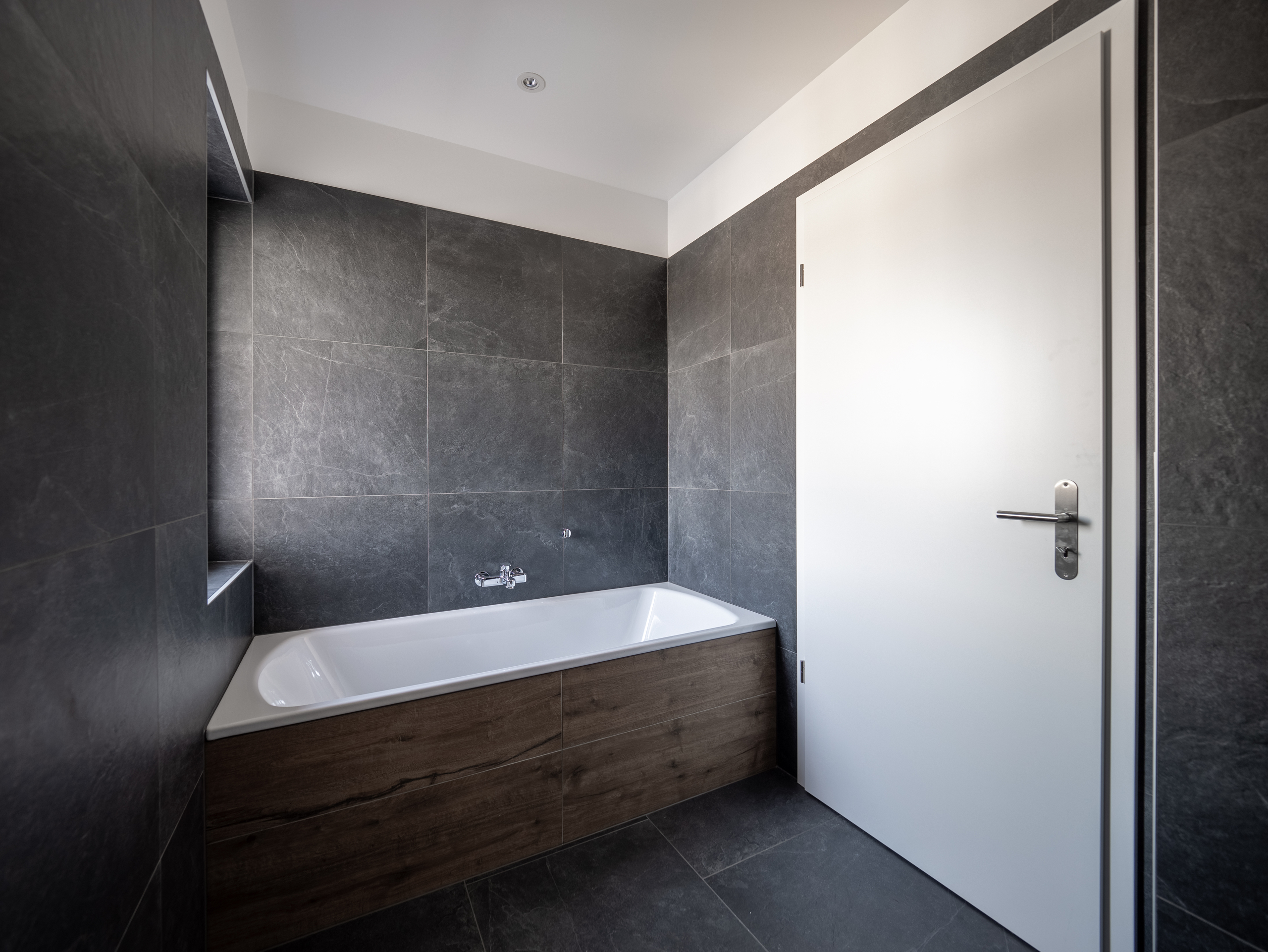 Modernes Badezimmer mit Badewanne