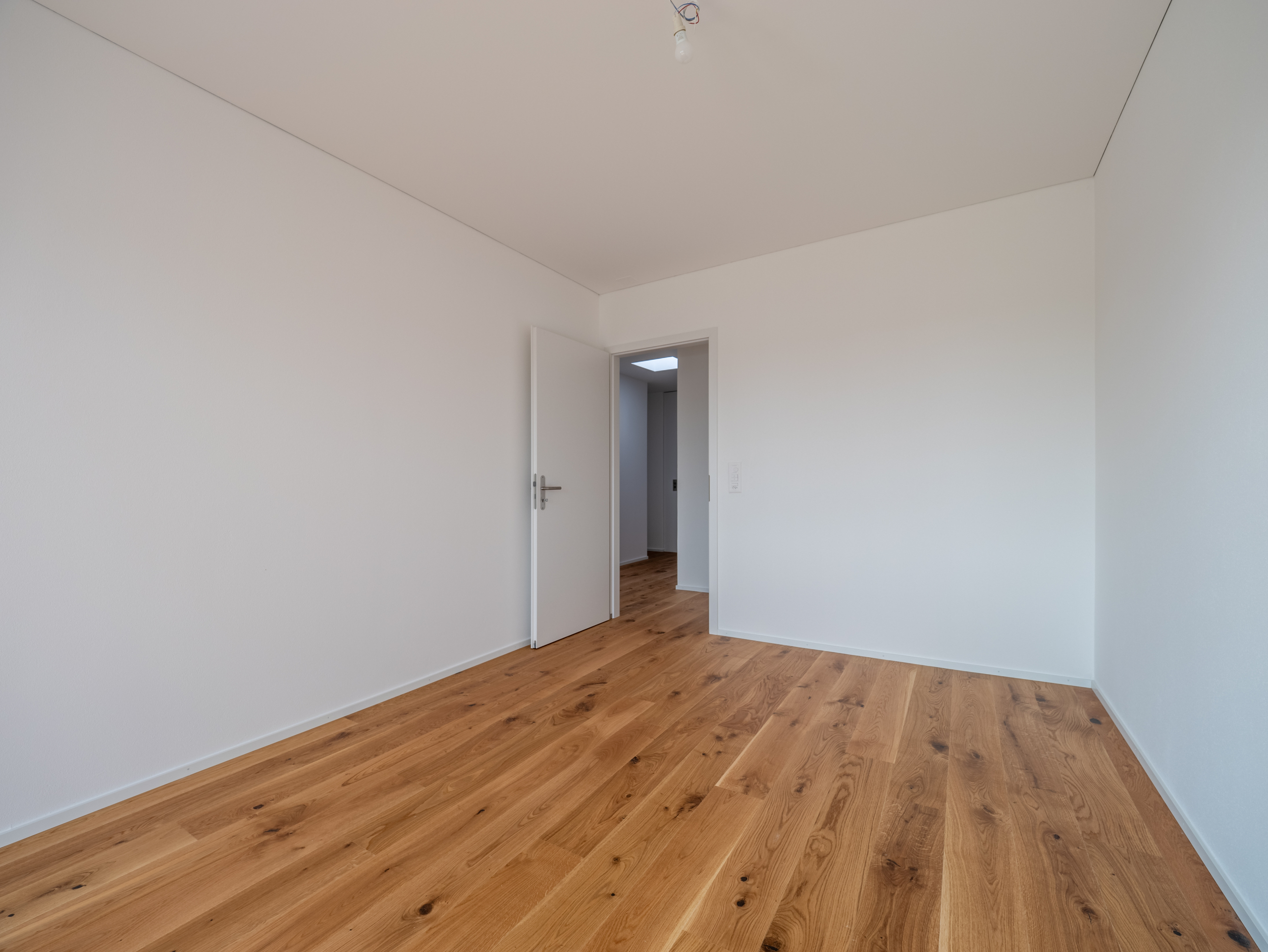 Leerer, modern renovierter Raum mit Holzboden