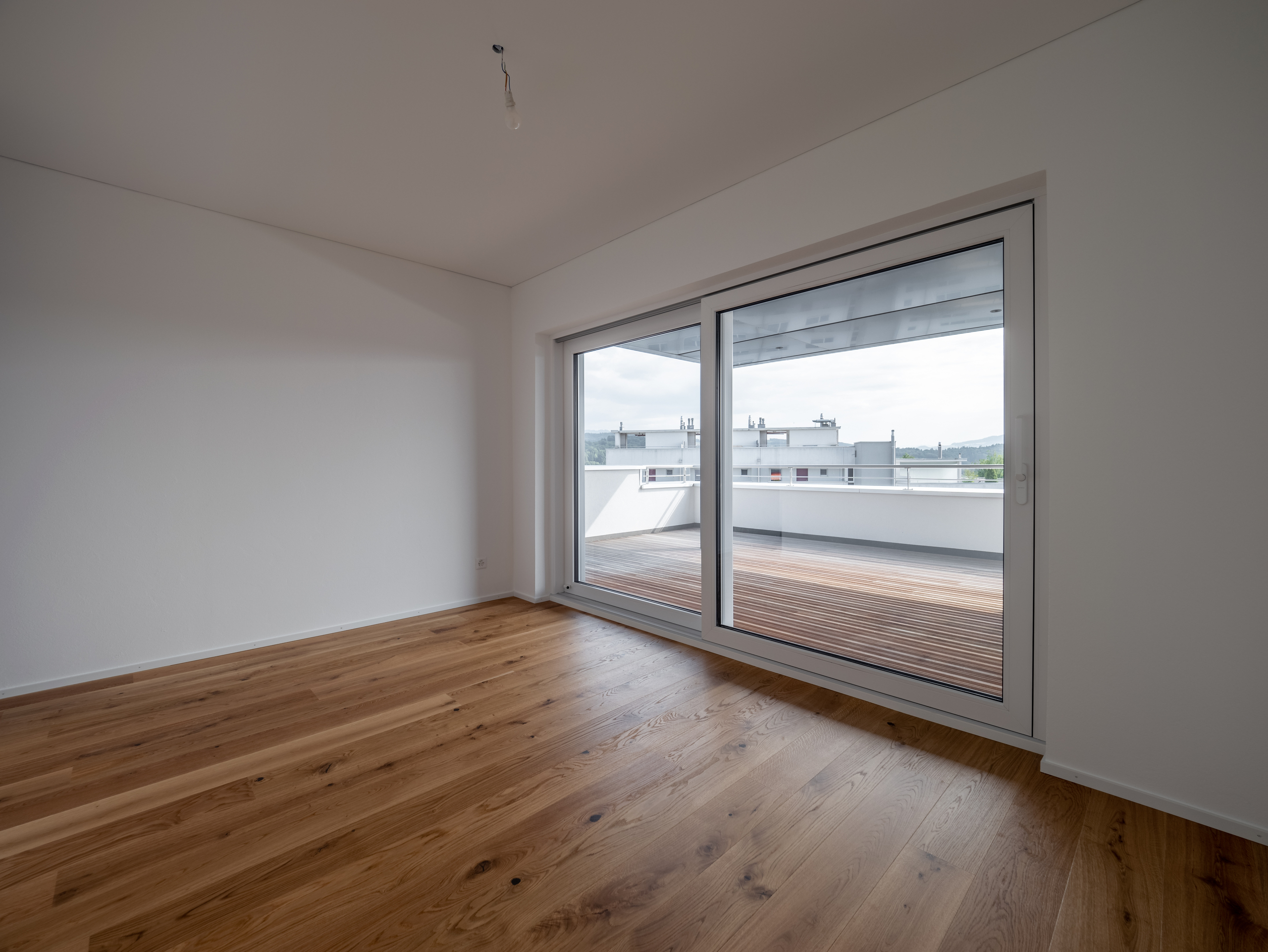 Leeres modernes Zimmer mit Balkonzugang