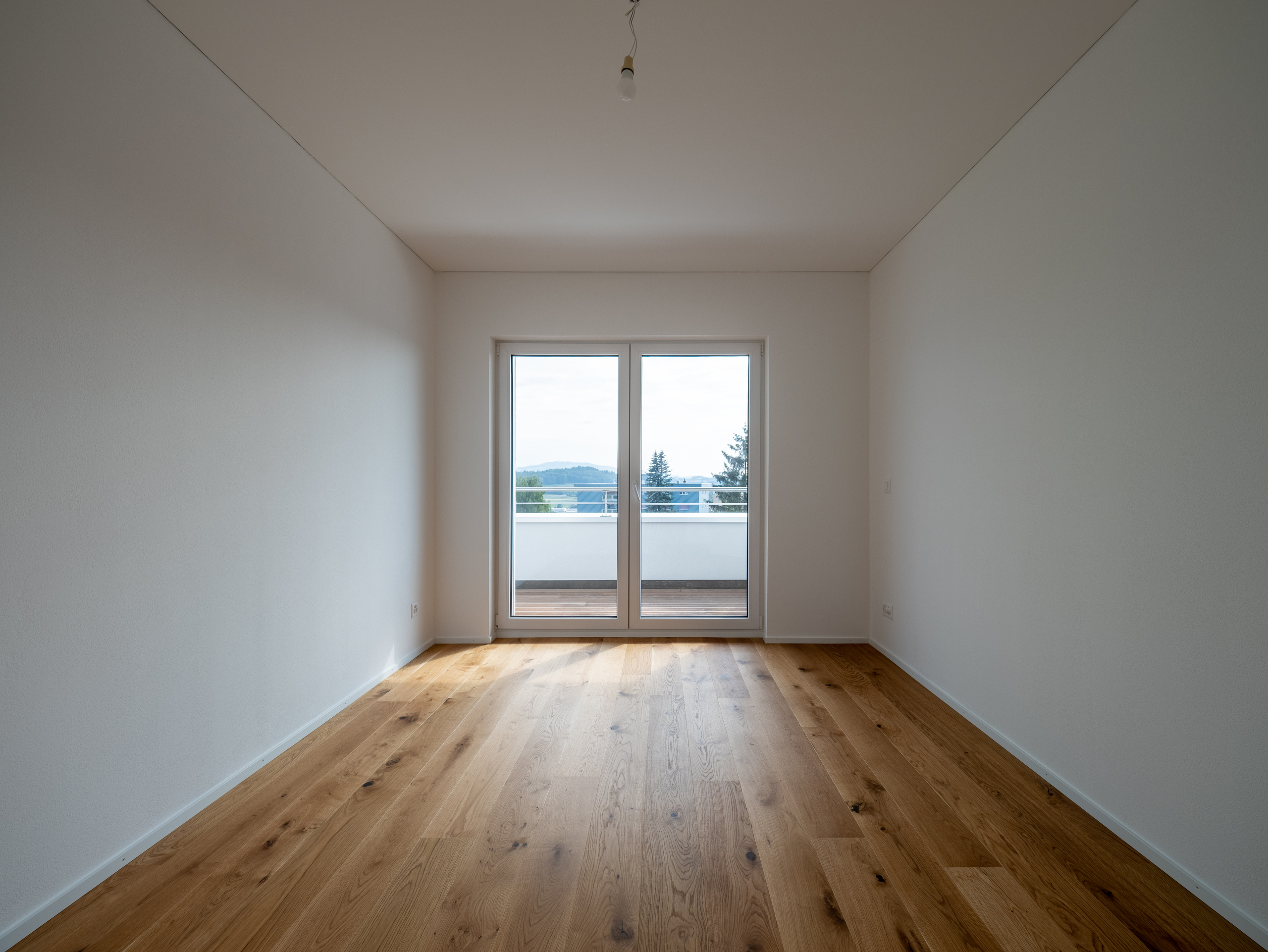 Leerer heller Raum mit Balkonblick