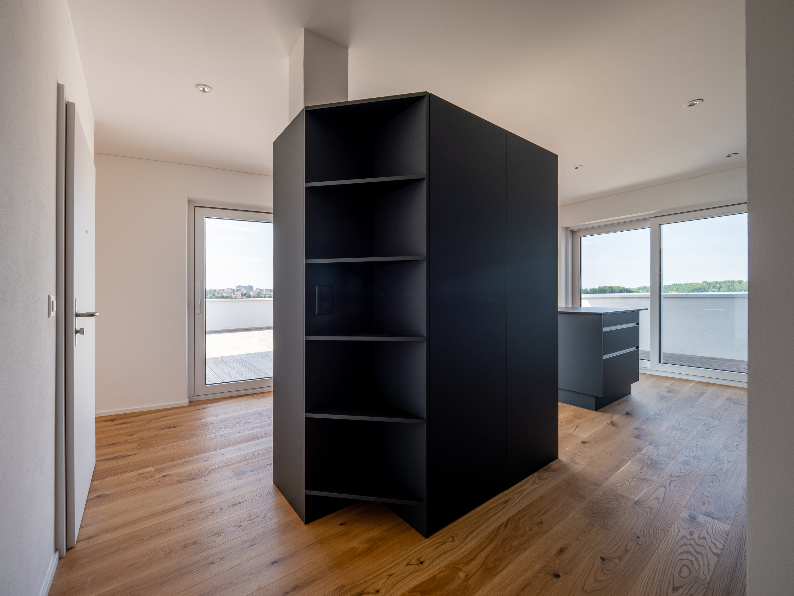 Helles, modernes Schlafzimmer mit Einbauschrank und Dachterrasse
