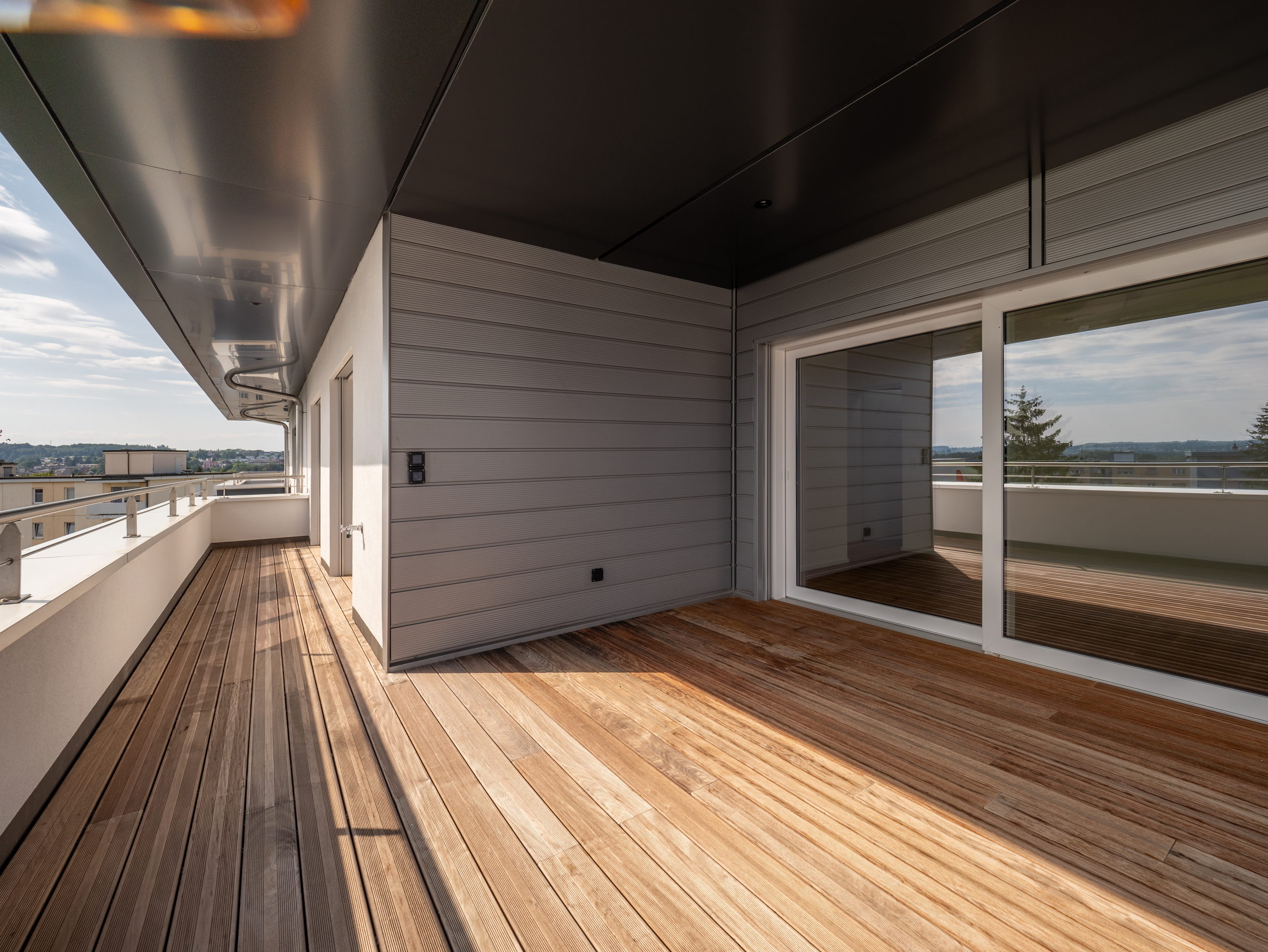 Moderne Dachterrasse mit Holzbelag