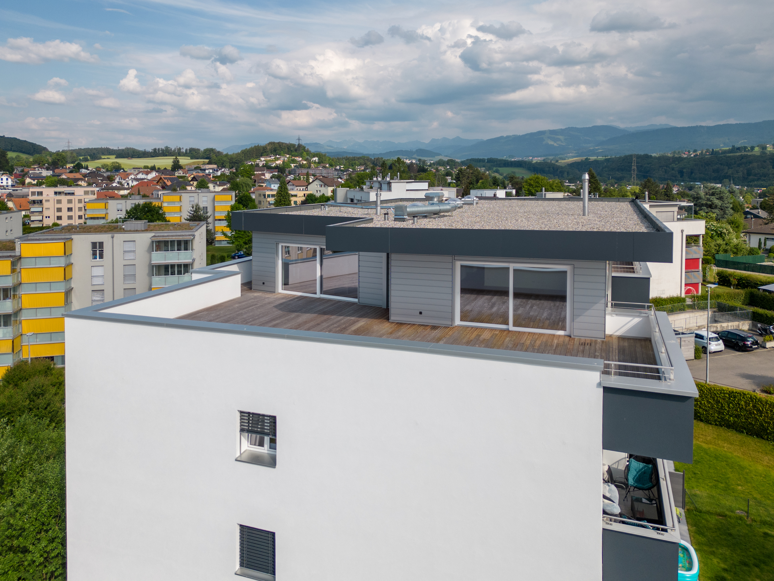 Moderne Dachterrasse mit Stadt- und Bergblick