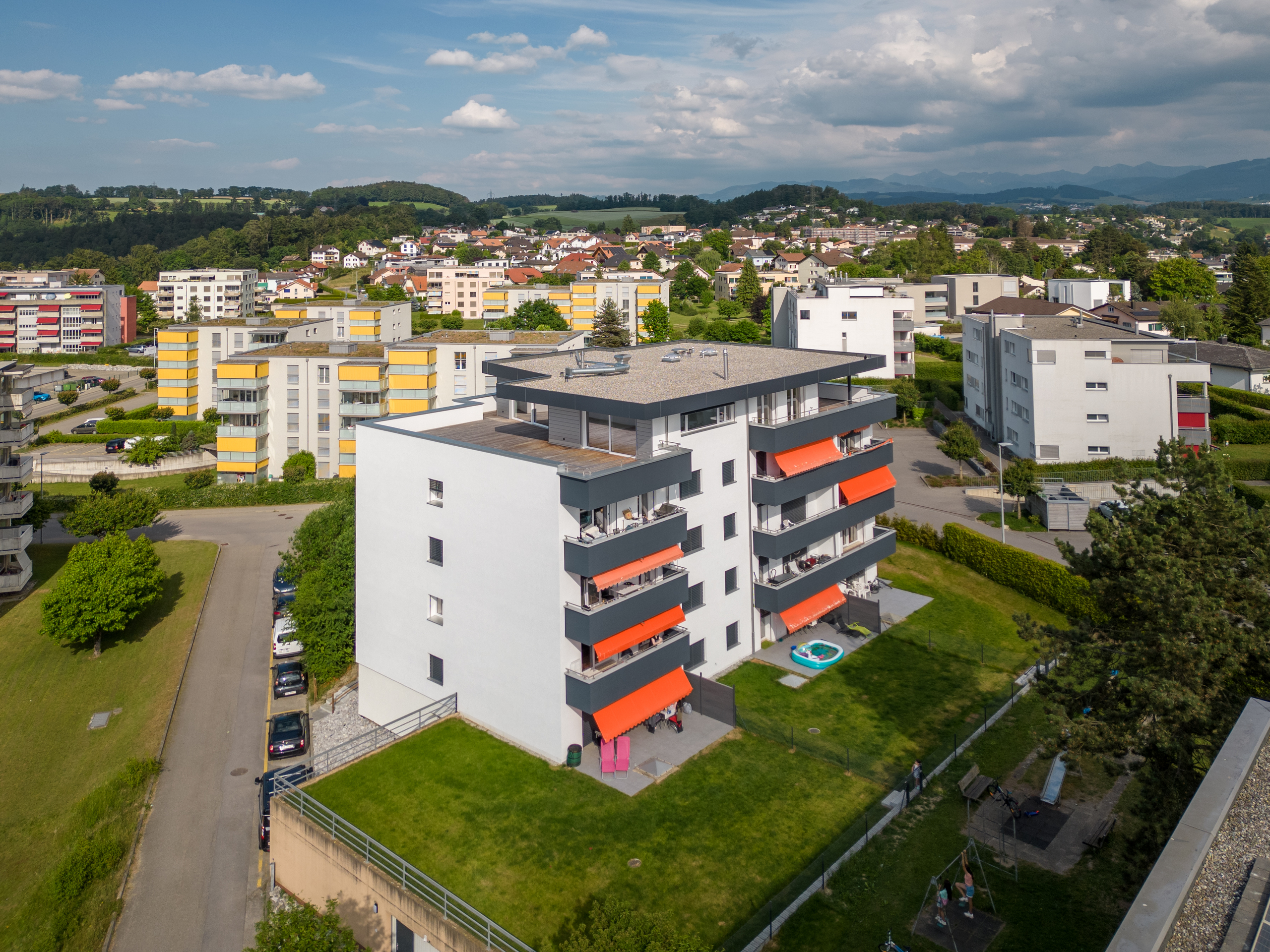 Luftaufnahme eines modernen Wohnblocks mit Balkonen