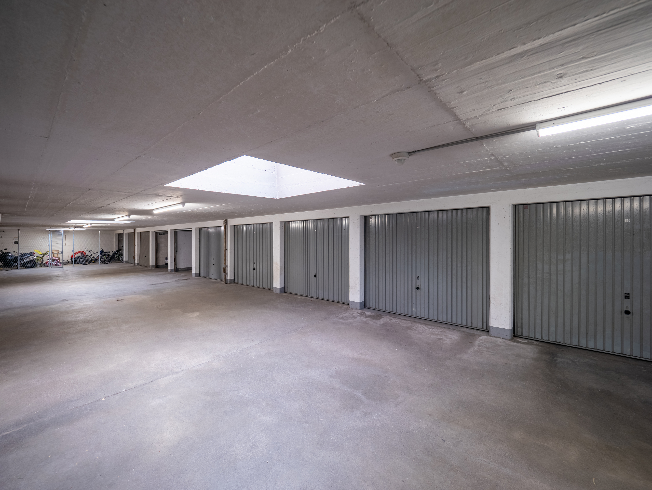 Tiefgarage mit Einzelgaragen und Fahrradbereich