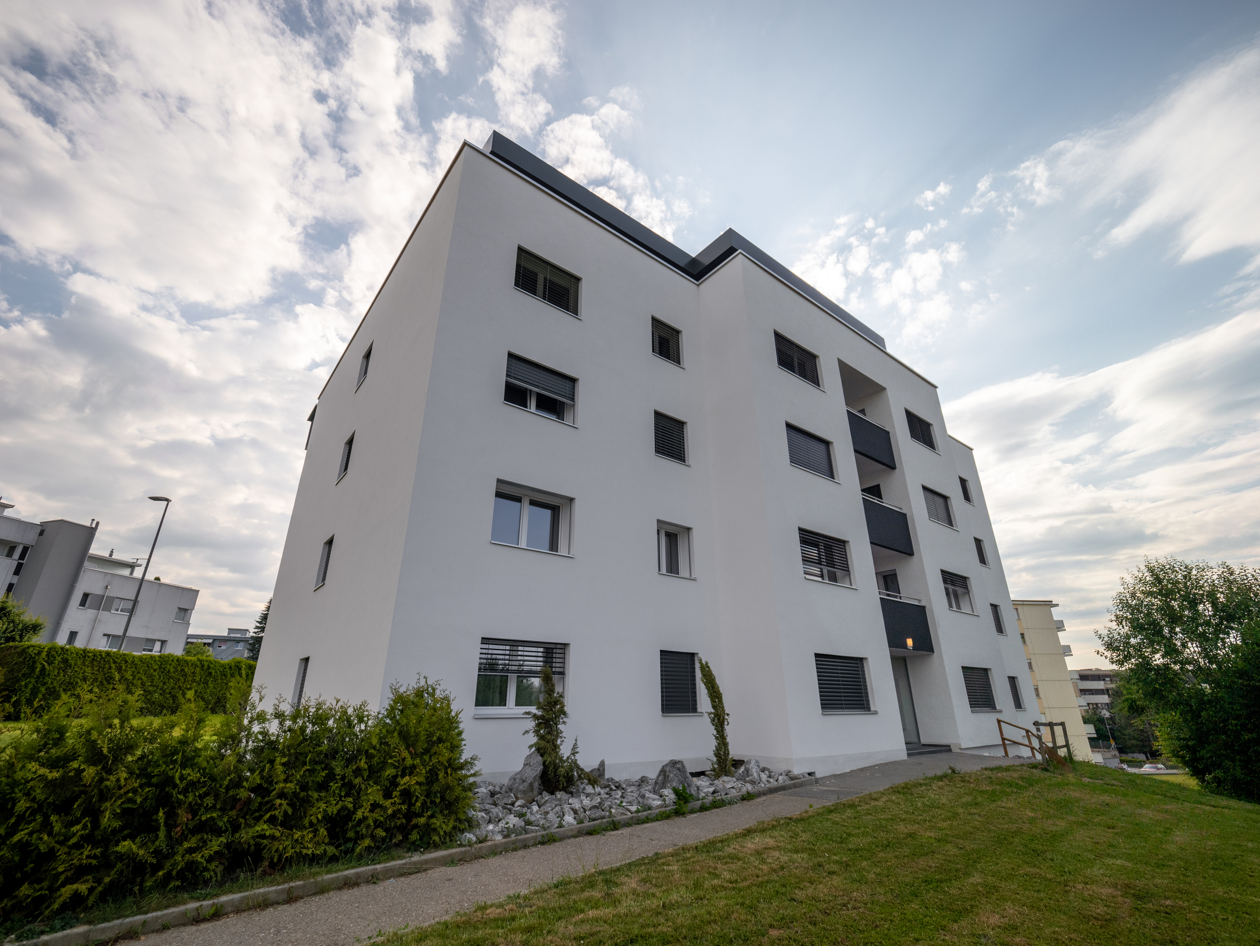 Mehrfamilienhaus mit moderner Fassade