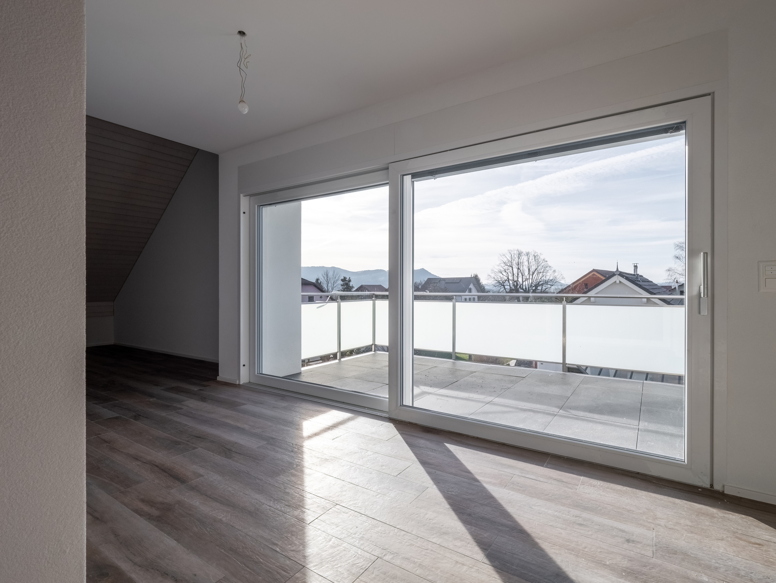 Helles Wohnzimmer mit Balkonblick