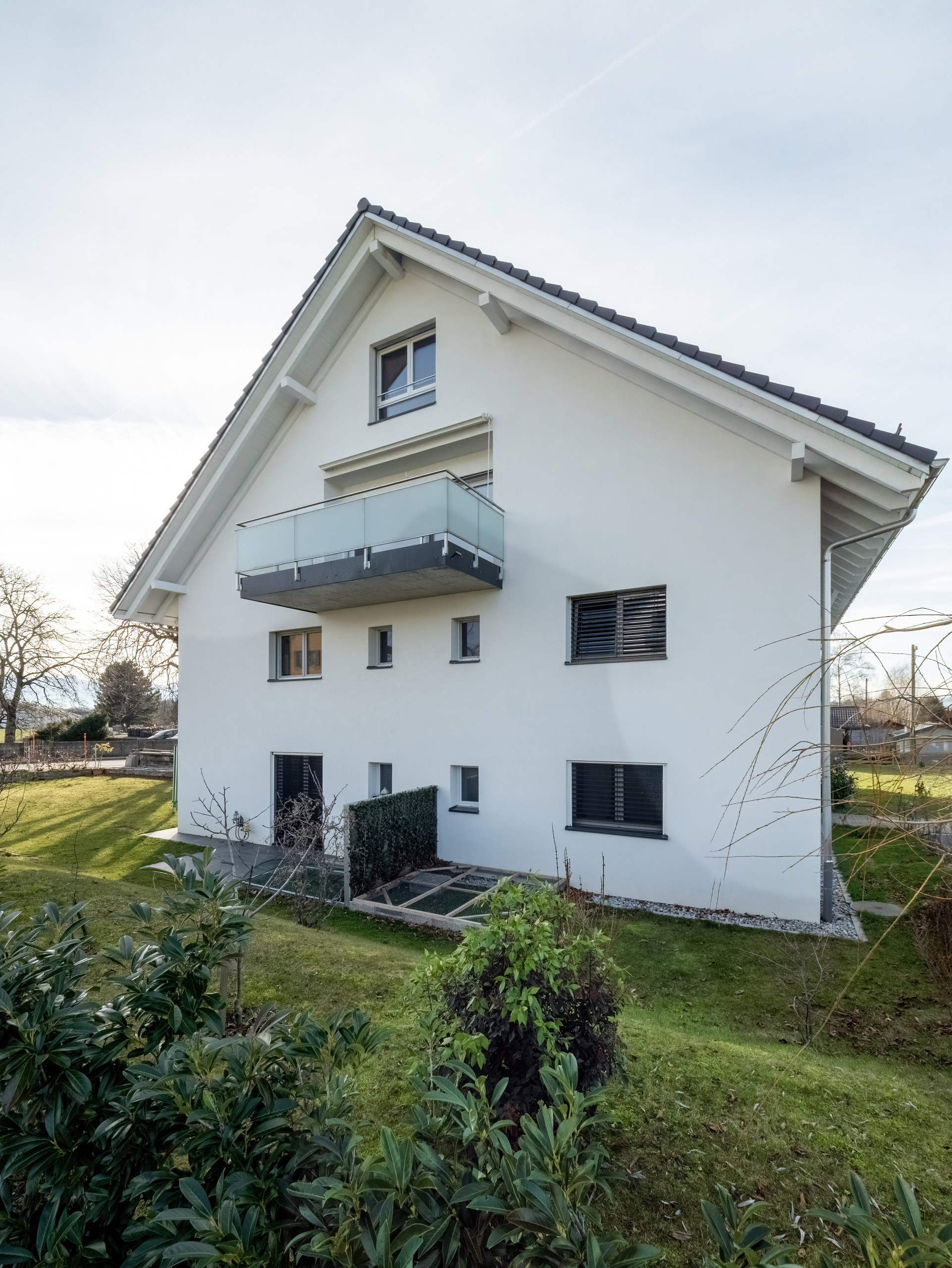 Modernes Einfamilienhaus mit Satteldach und Balkon