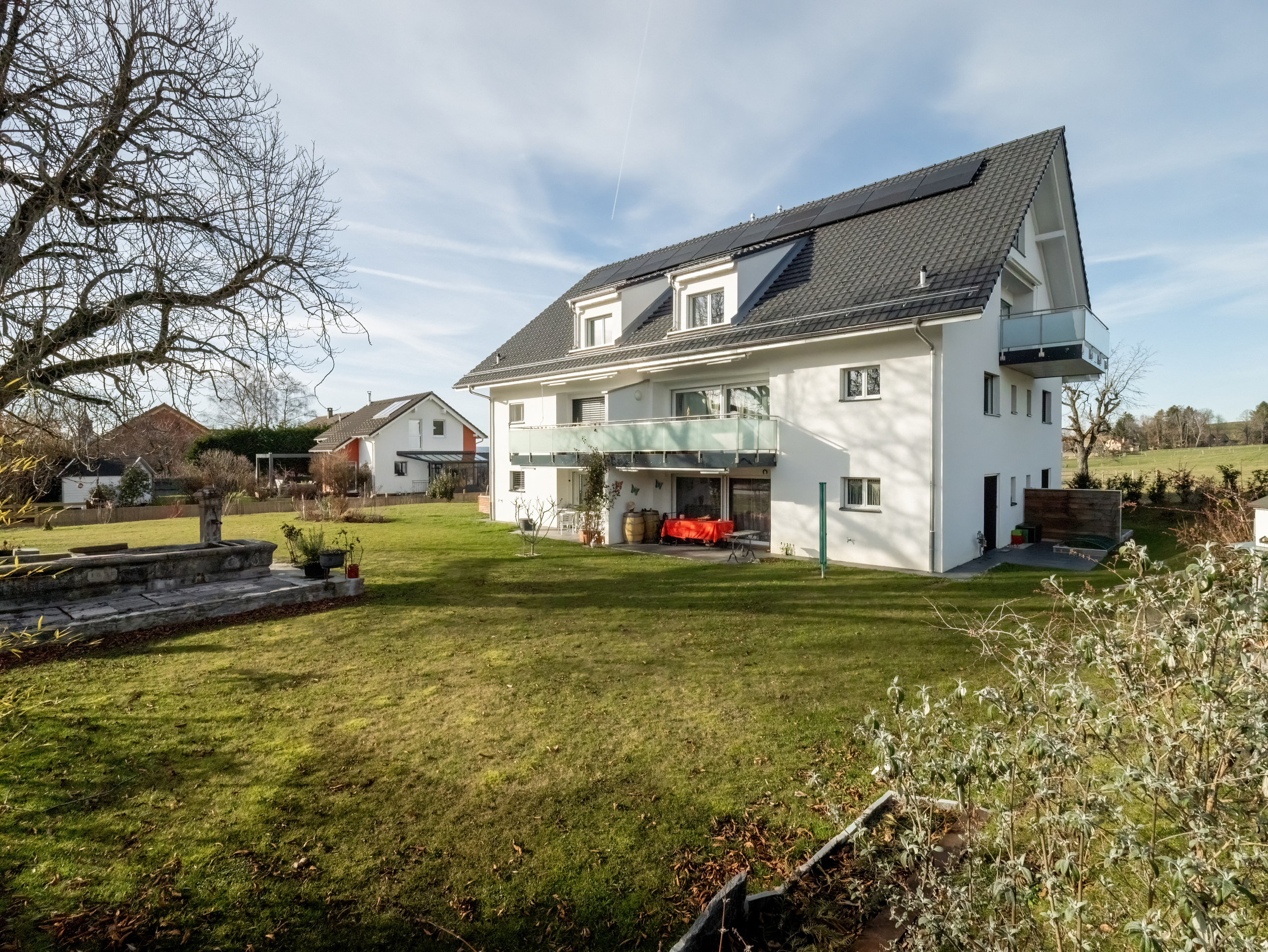 Modernes Einfamilienhaus mit großem Garten