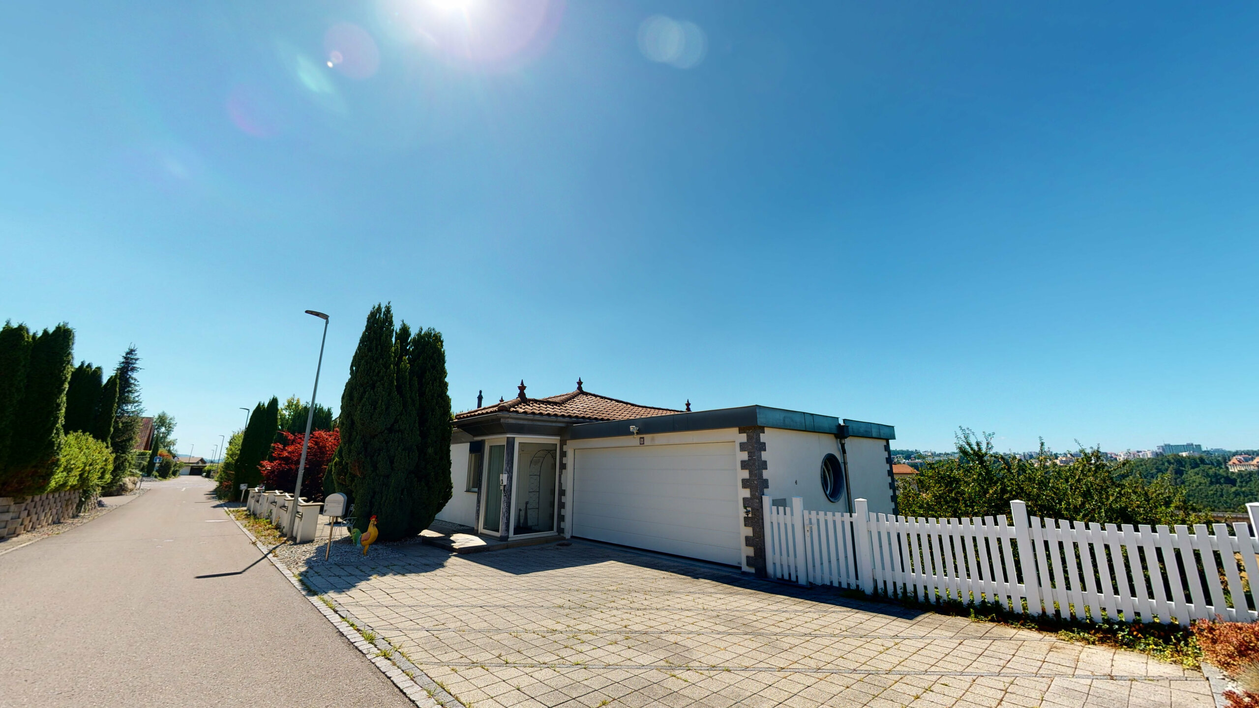 Außenansicht eines Einfamilienhauses mit Garage