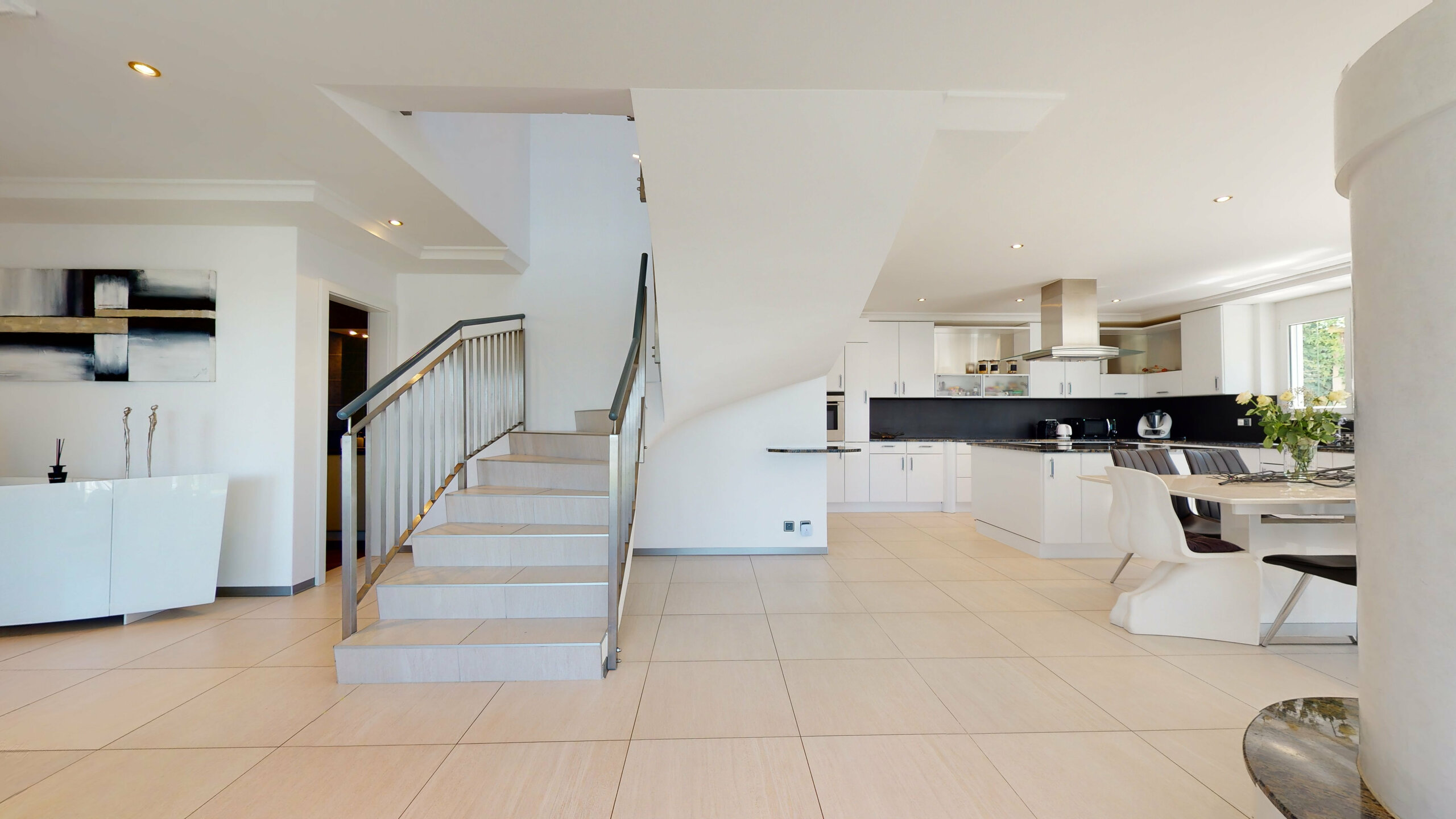 Offener Wohnbereich mit Treppe und Küche