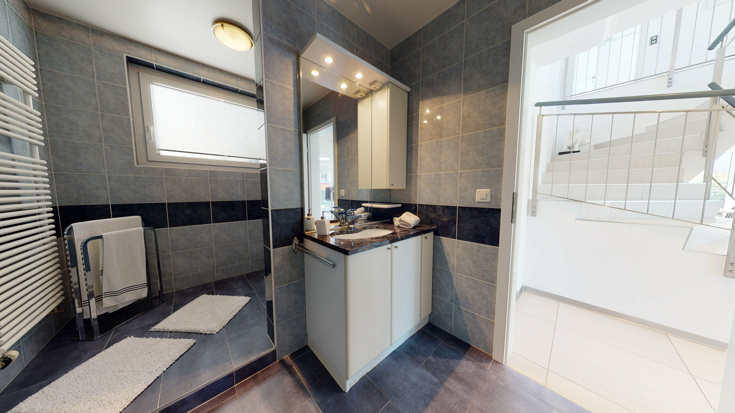 Modernes Badezimmer mit angrenzender Treppe
