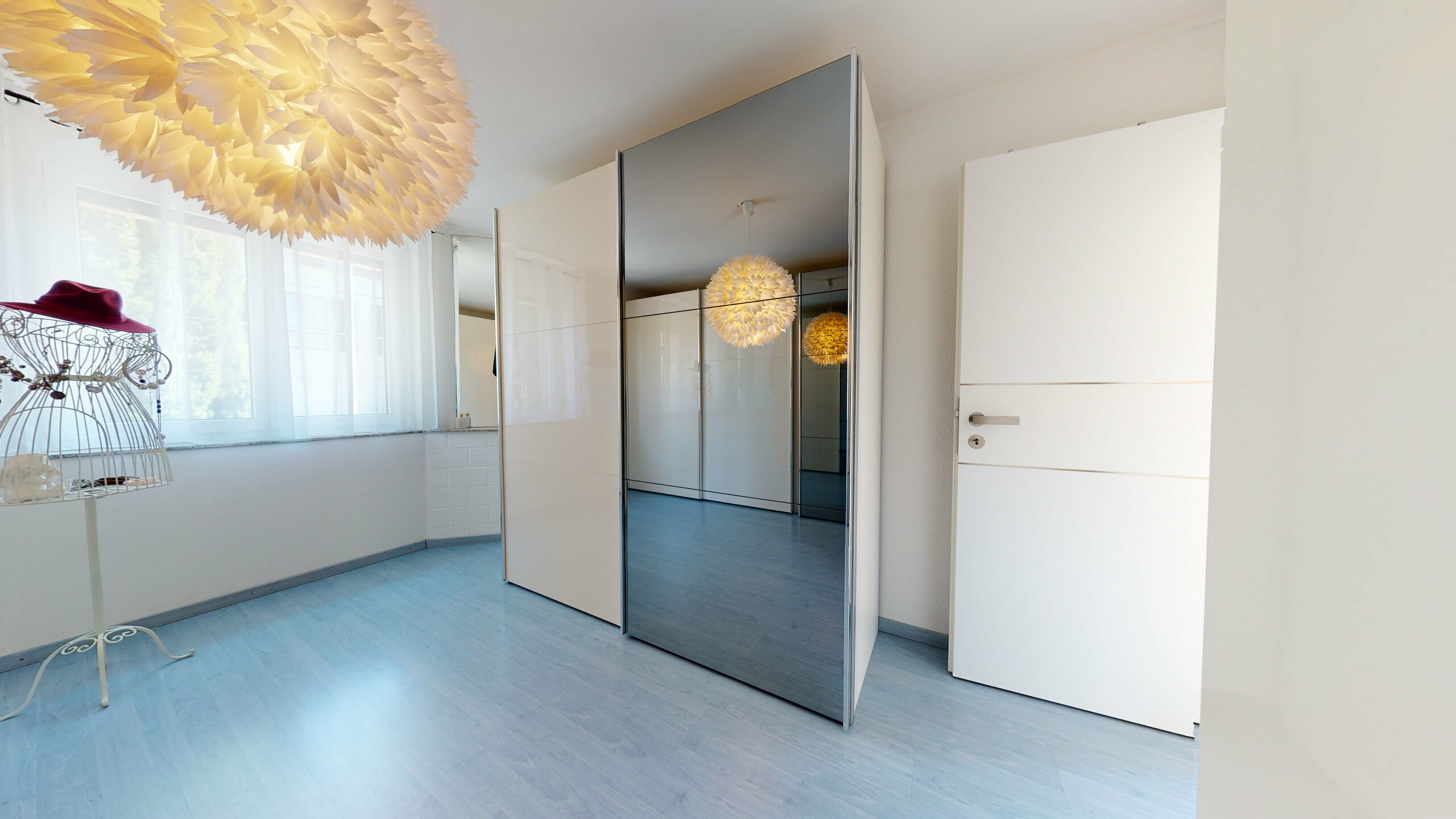 Helles Schlafzimmer mit Einbauschrank