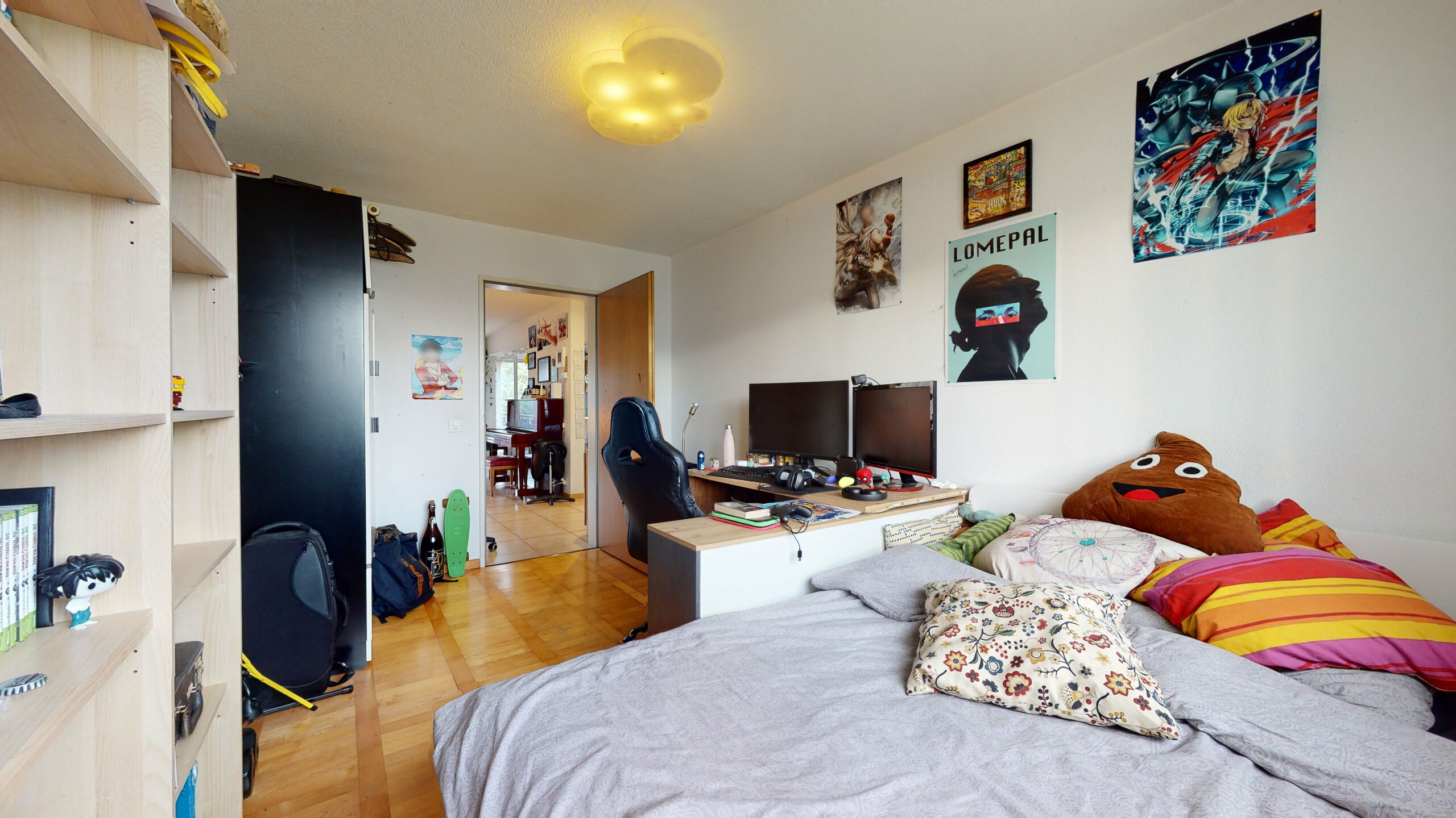 Jugendzimmer mit Schlafbereich und Arbeitsplatz