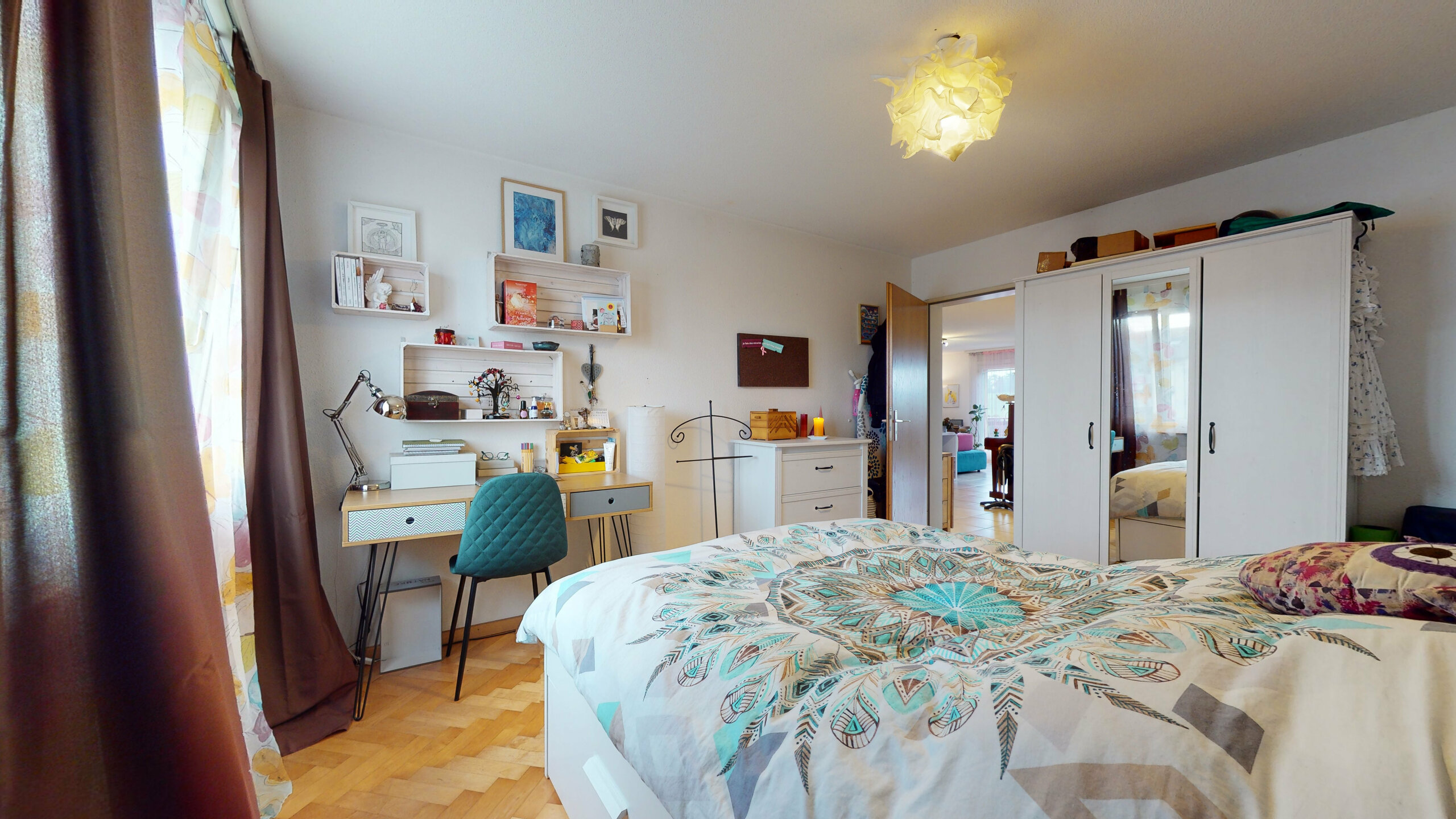 Gemütliches Schlafzimmer mit Arbeitsbereich