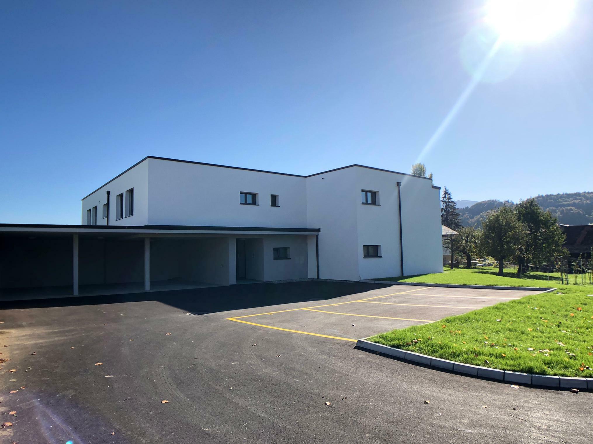Modernes Einfamilienhaus mit Parkplatz