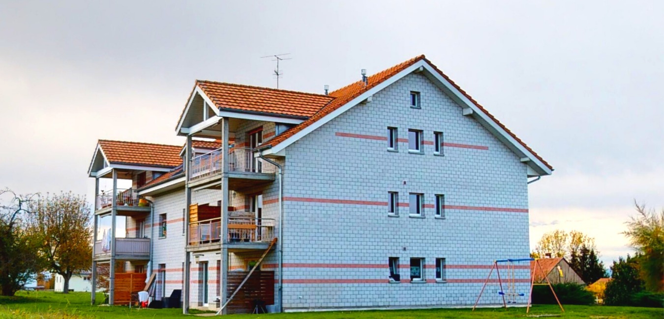 Mehrfamilienhaus mit Satteldach und Balkonen