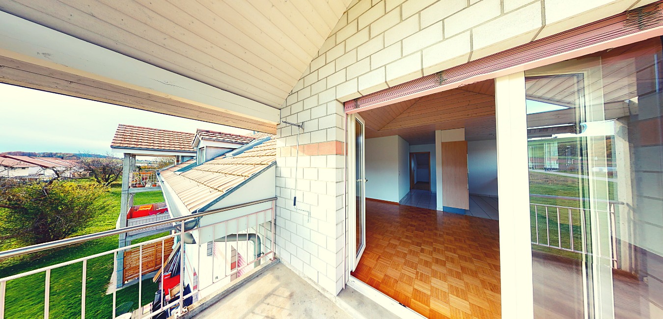 Balkon mit Blick ins Wohn- und Schlafzimmer