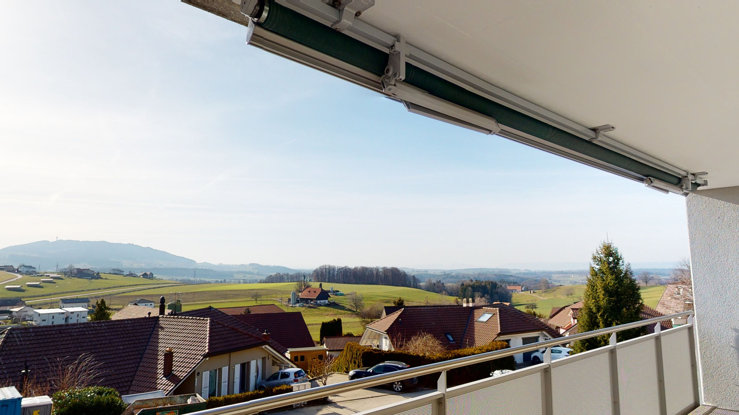 Balkon mit weitem Landschaftsblick
