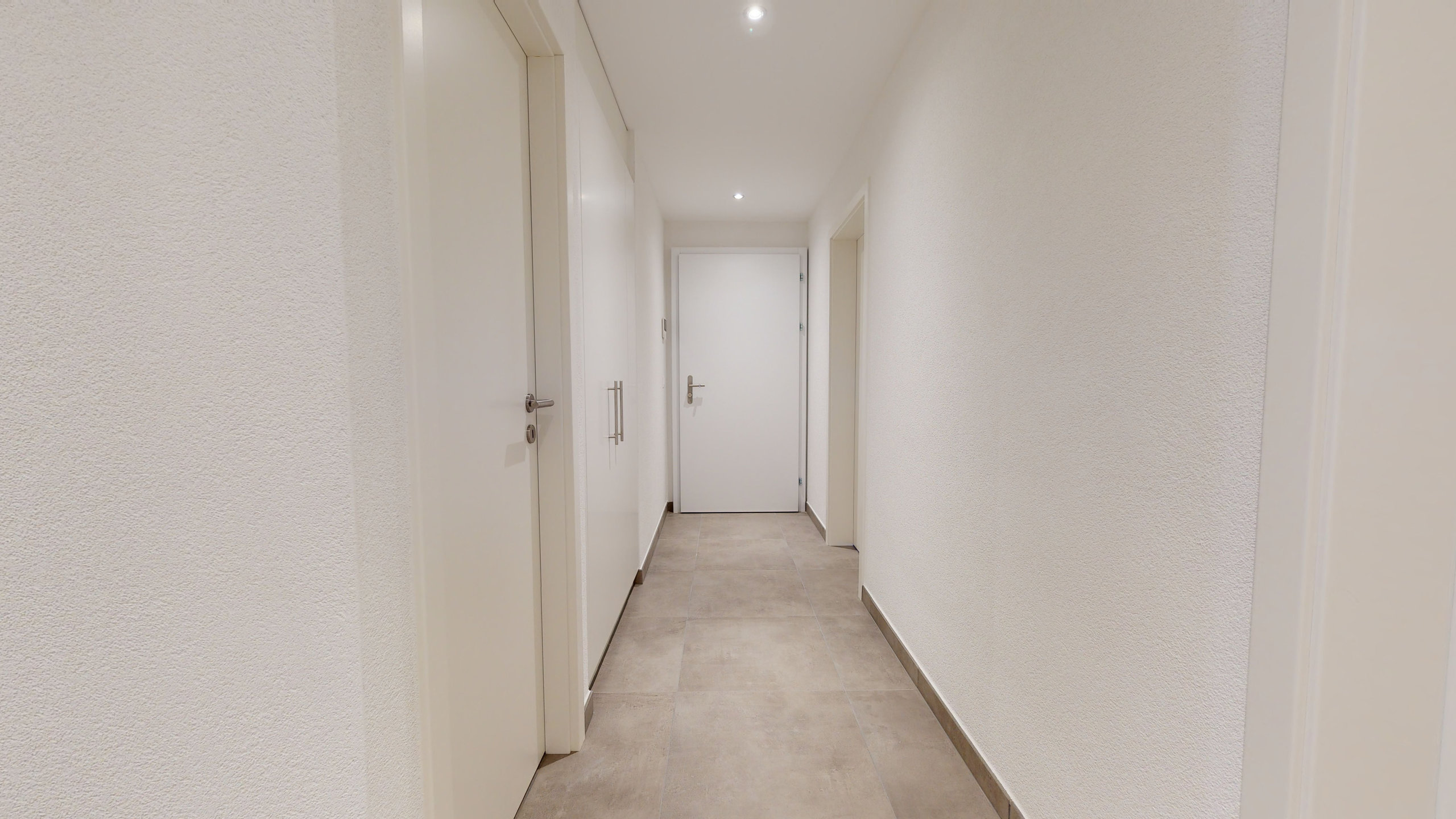 Heller Flur mit weißen Türen
