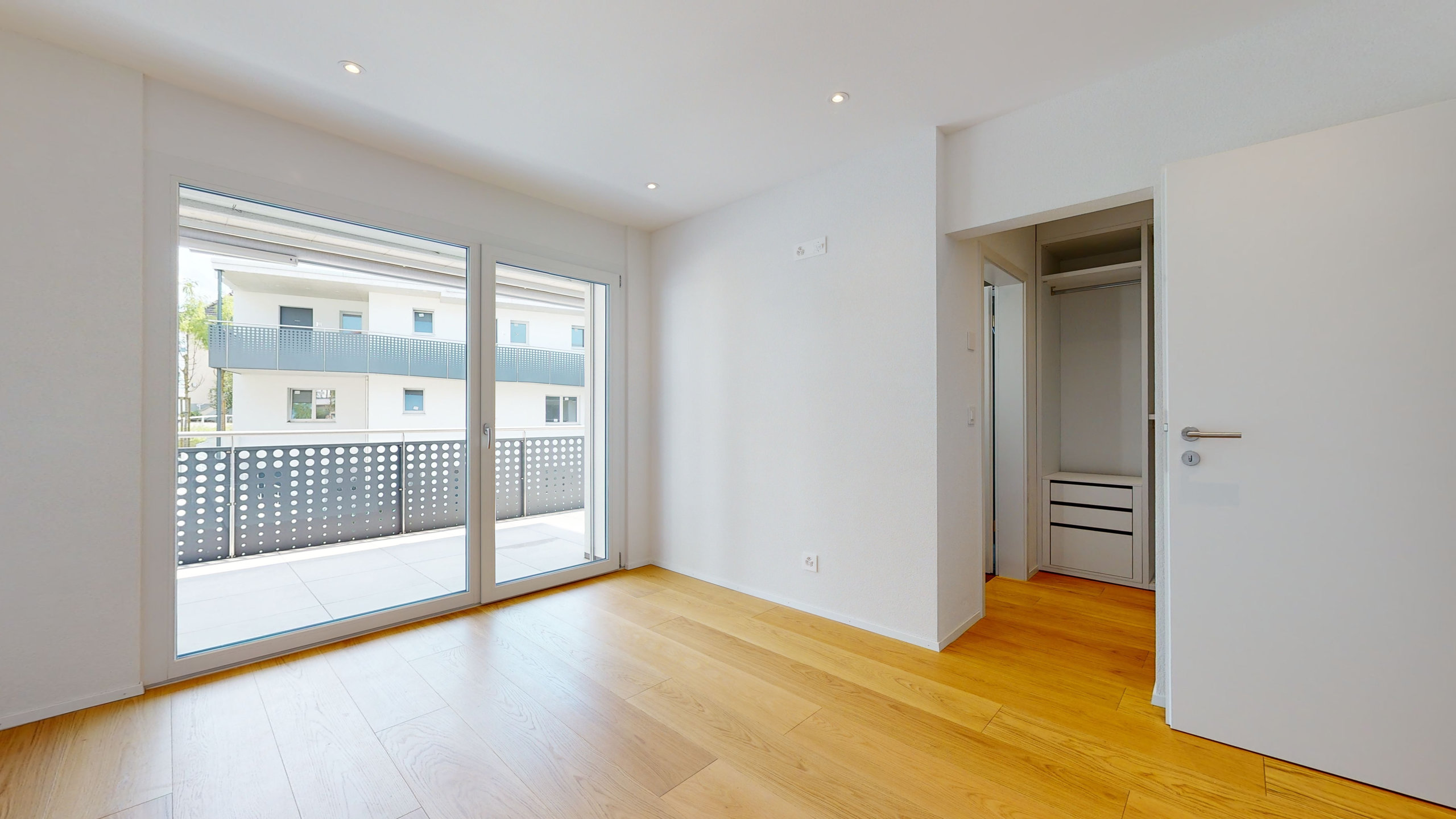 Helles Schlafzimmer mit Balkonzugang