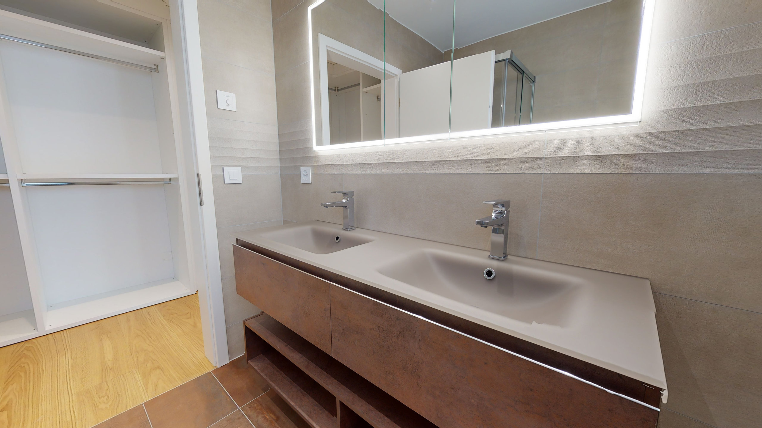 Modernes Badezimmer mit Doppelwaschtisch und Ankleidebereich