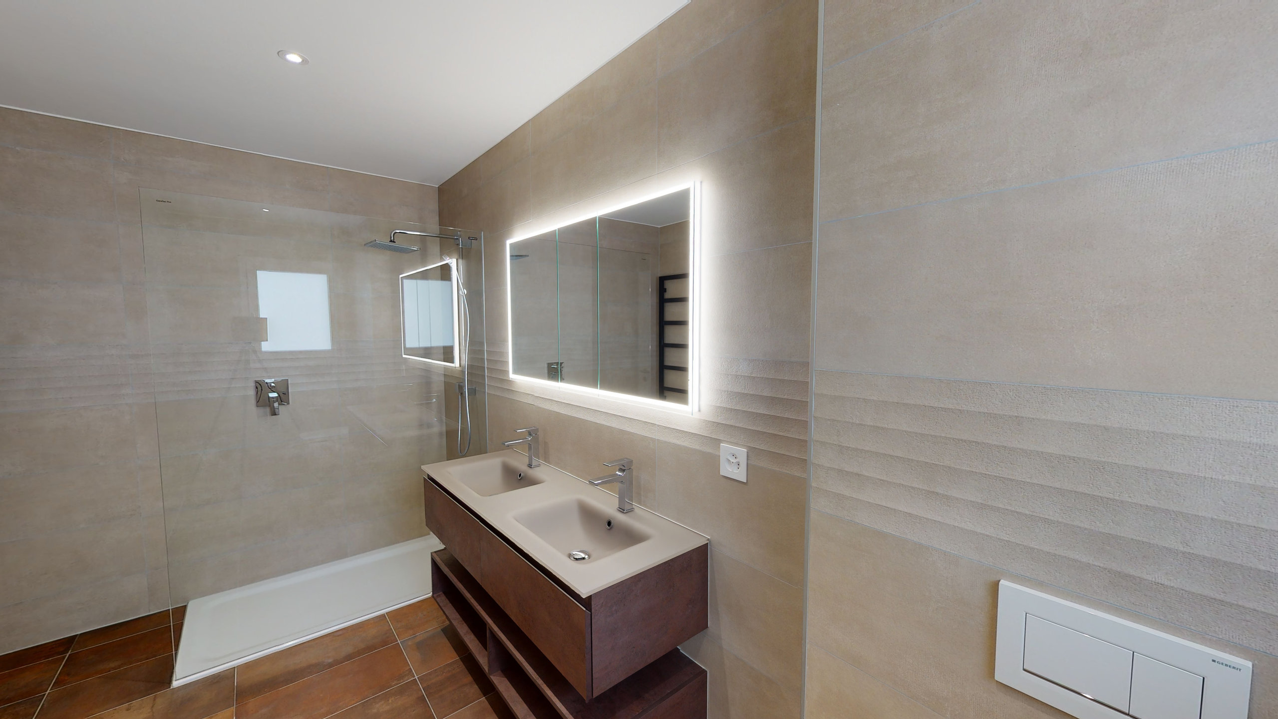 Modernes Badezimmer mit Doppelwaschbecken und Walk-in-Dusche