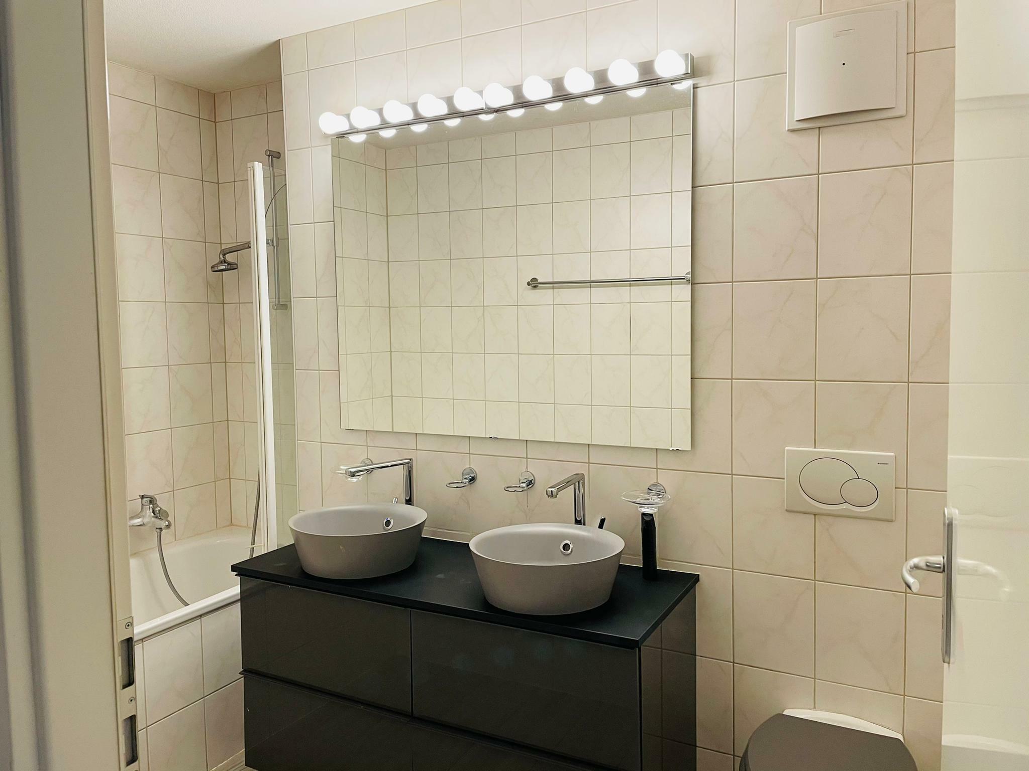 Modernes Badezimmer mit Doppelwaschtisch und Badewanne