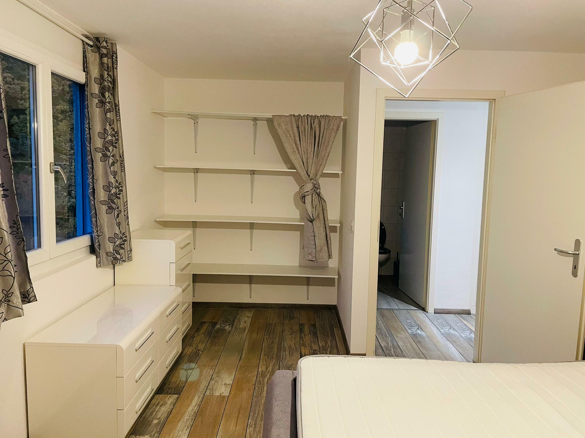 Helles Schlafzimmer mit Einbauregalen