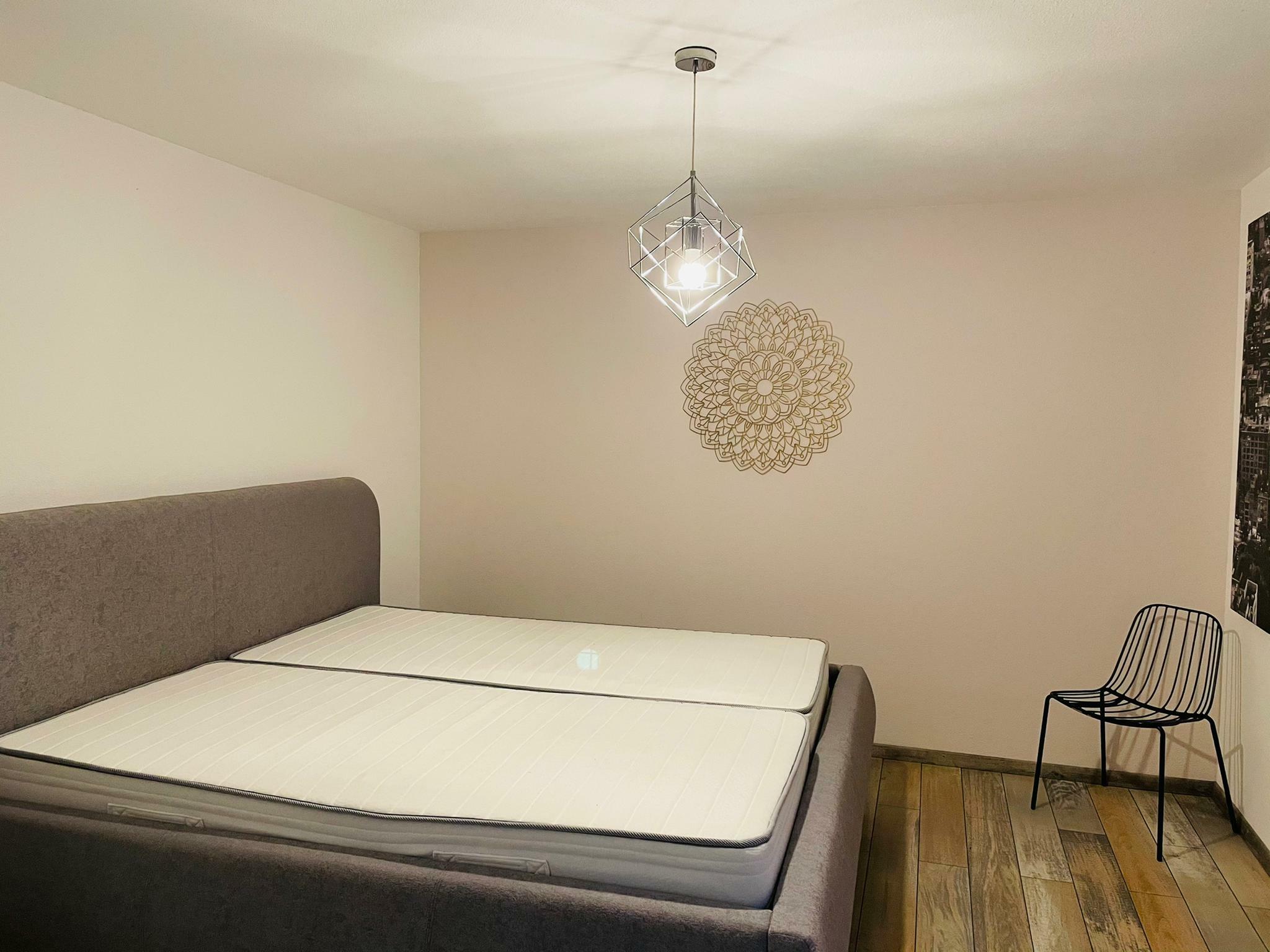 Schlafzimmer mit Doppelbett